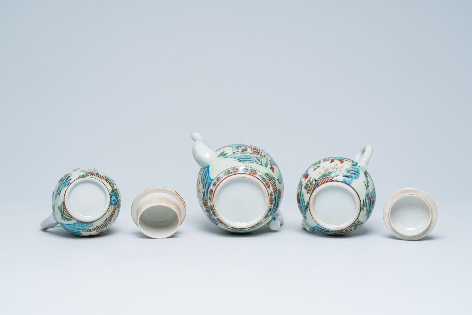 Two Chinese Canton famille verte jugs, a sugar bowl and a plate, 19th C. - Bild 9 aus 19