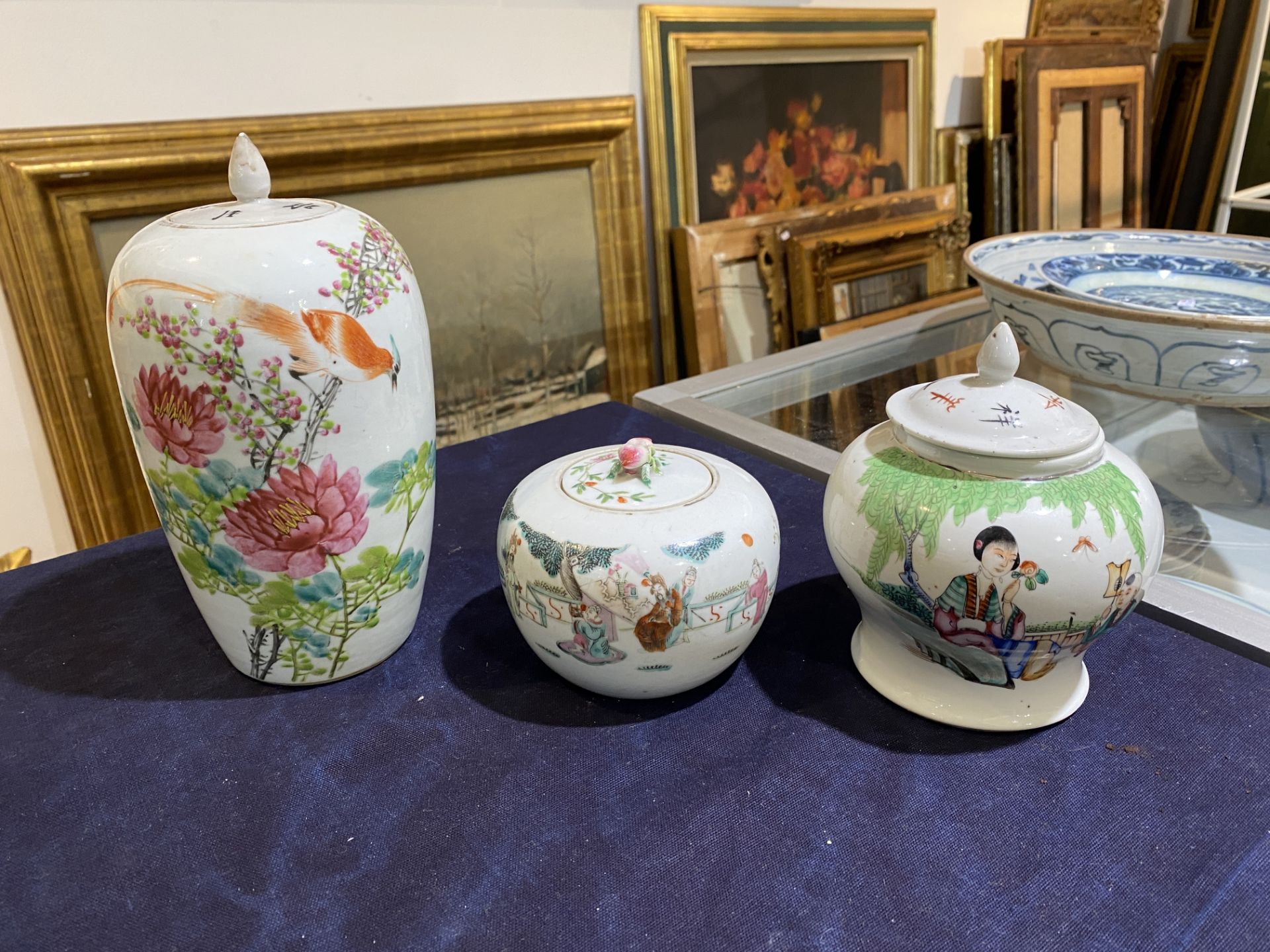 Four Chinese qianjiang cai and famille rose vases and jars and covers, 19th/20th C. - Bild 20 aus 29