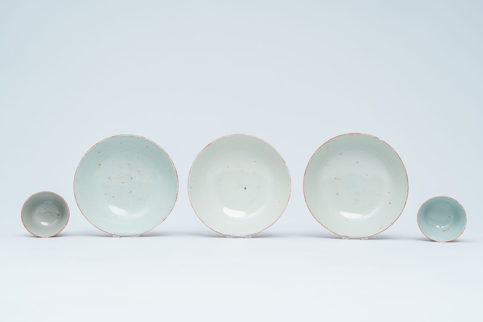 A varied collection of Chinese monochrome porcelain, comprising a jar, a vase, six bowls and two cup - Bild 12 aus 47