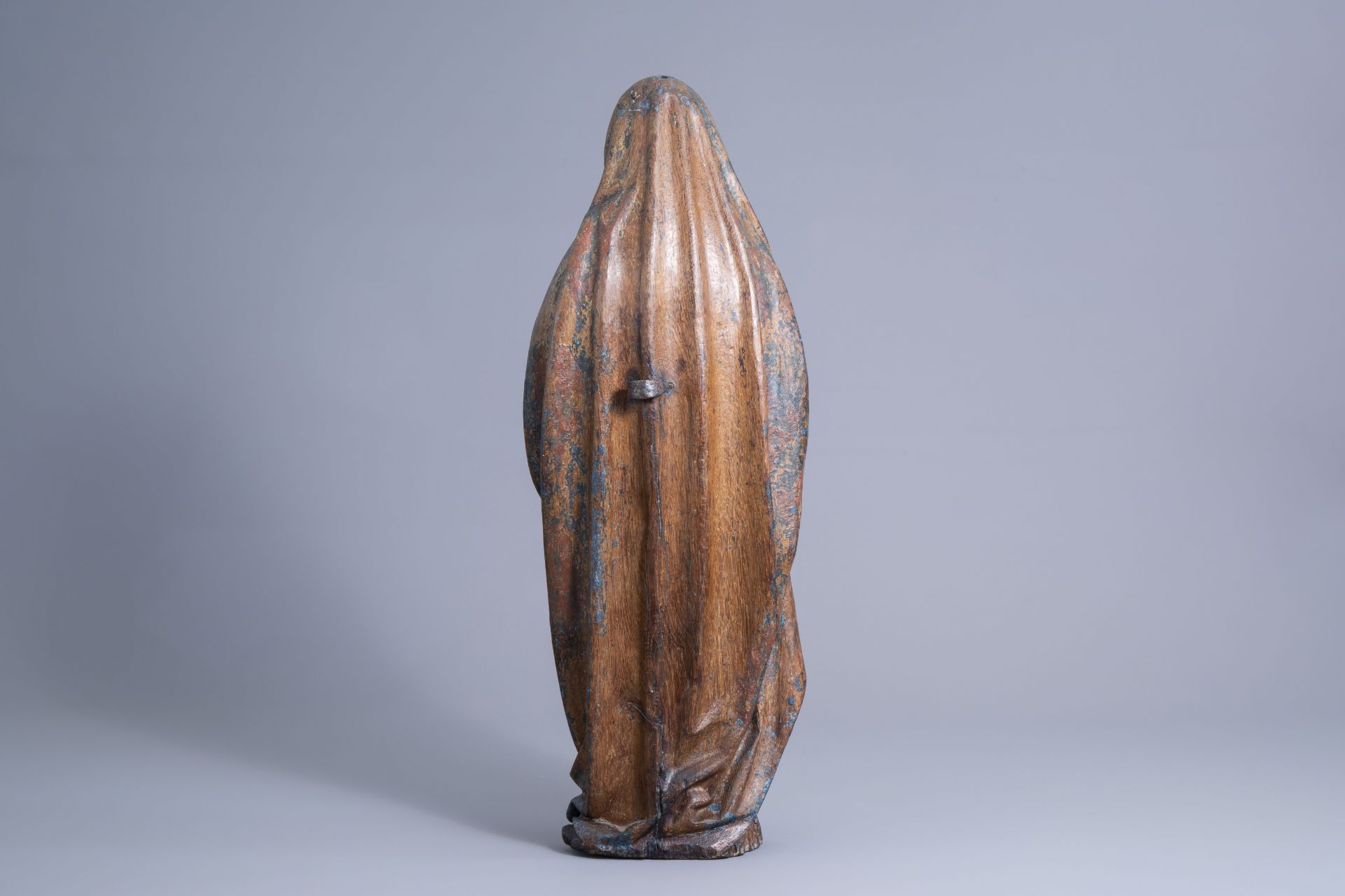A carved and polychrome painted wooden figure of the mourning Virgin Mary, Brabant, most probably An - Bild 4 aus 7