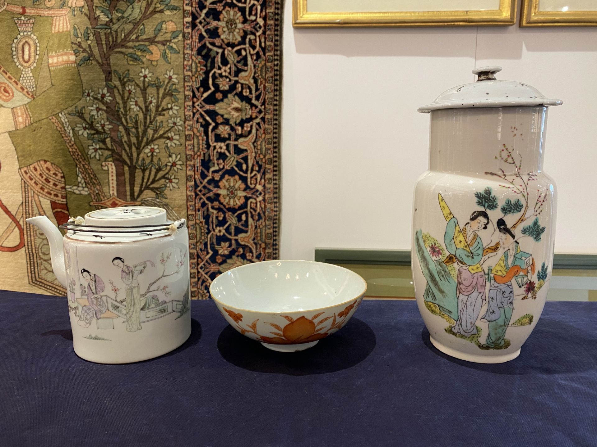 A varied collection of Chinese famille rose and qianjiang cai porcelain, 19th/20th C. - Image 21 of 35