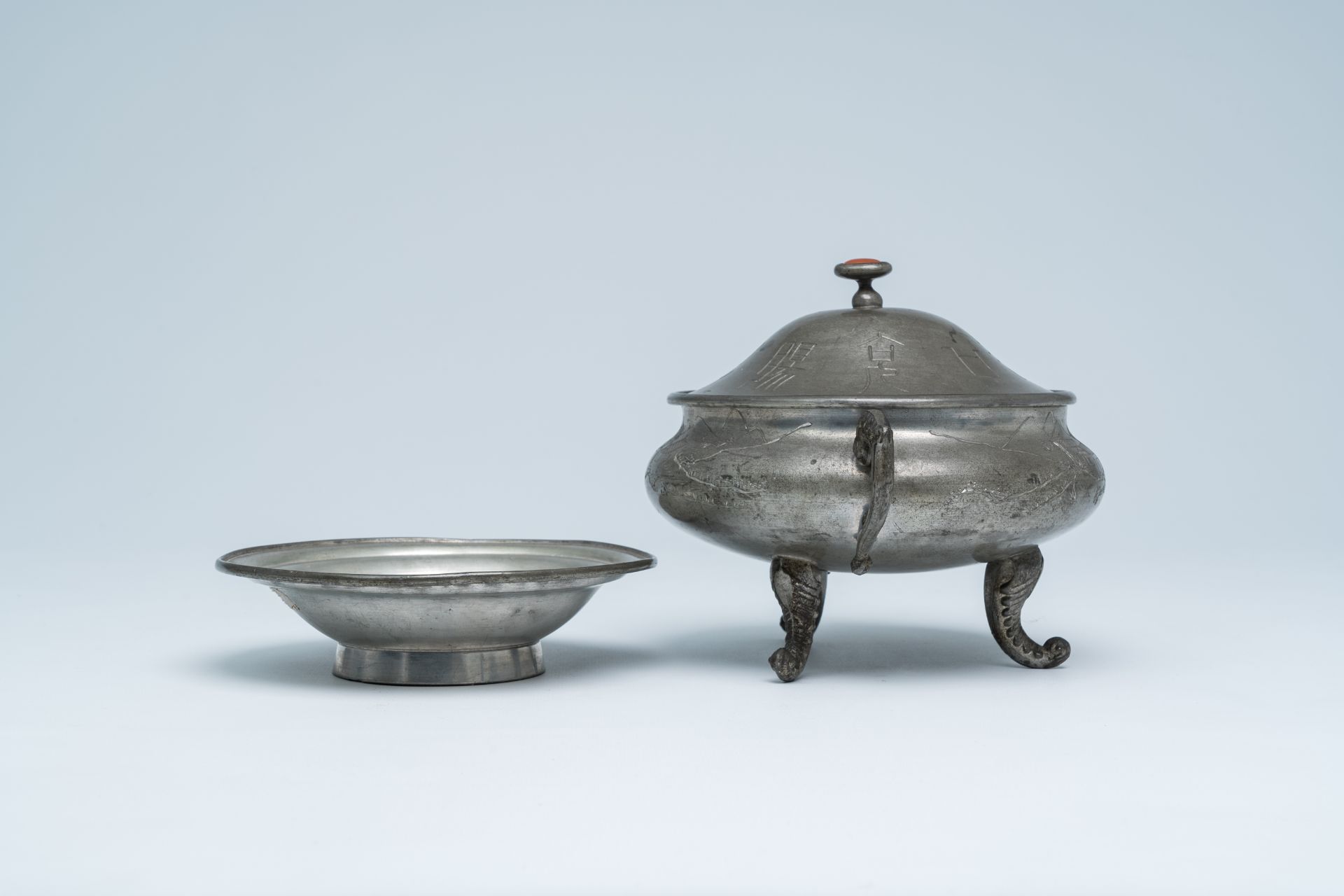 A Chinese engraved pewter tureen and cover, 20th C. - Image 6 of 8