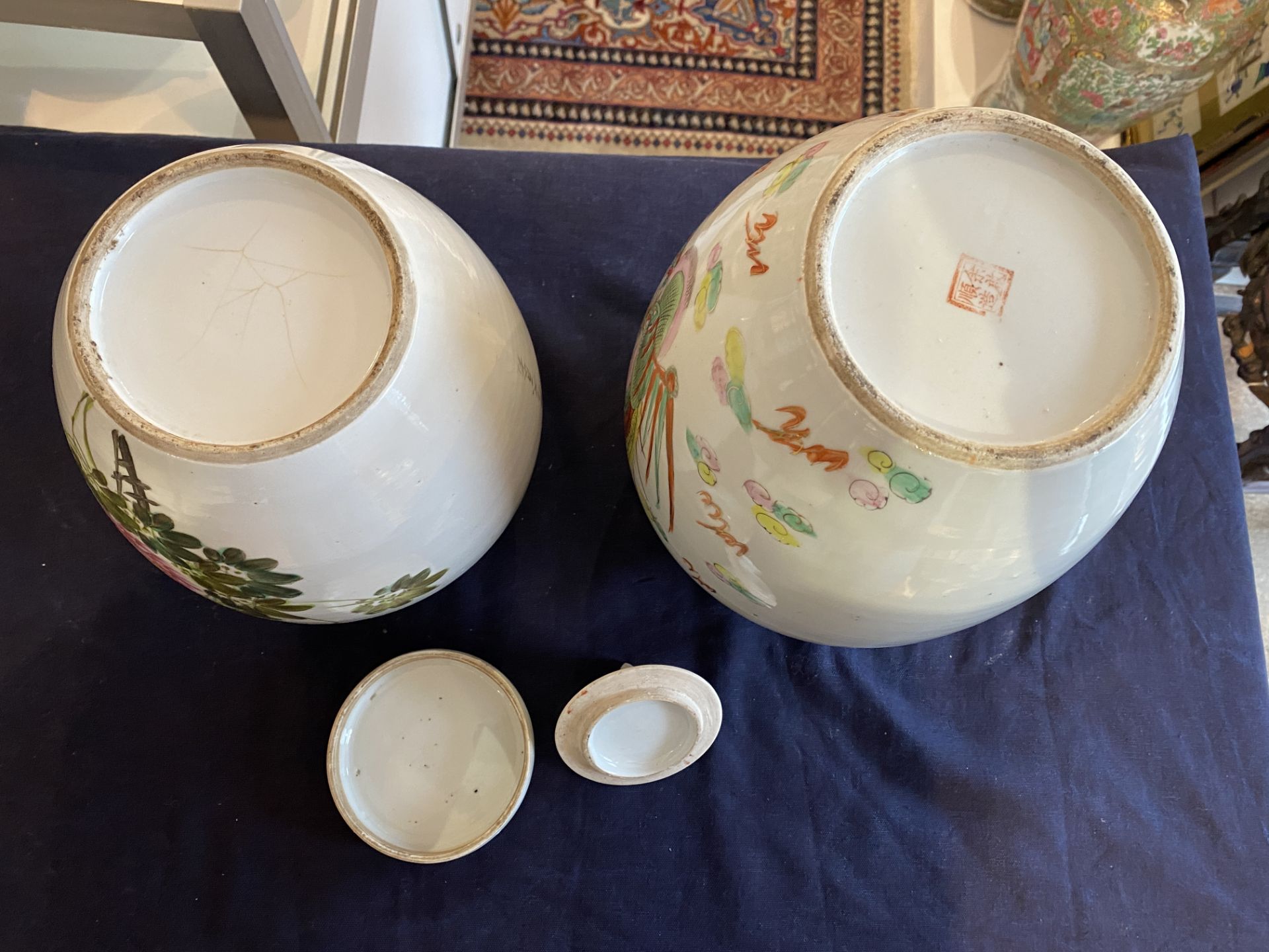 Four Chinese qianjiang cai and famille rose jars and covers with birds among blossoming branches, a - Bild 15 aus 27