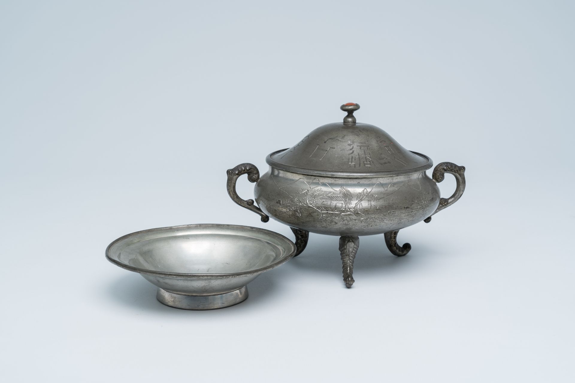 A Chinese engraved pewter tureen and cover, 20th C. - Image 2 of 8