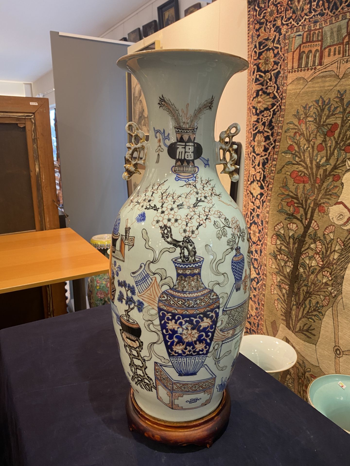 A Chinese doucai 'antiquities' vase, 19th/20th C. - Image 9 of 18