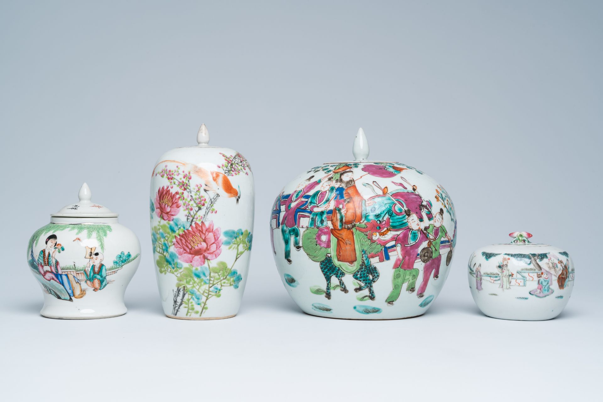 Four Chinese qianjiang cai and famille rose vases and jars and covers, 19th/20th C. - Bild 2 aus 29