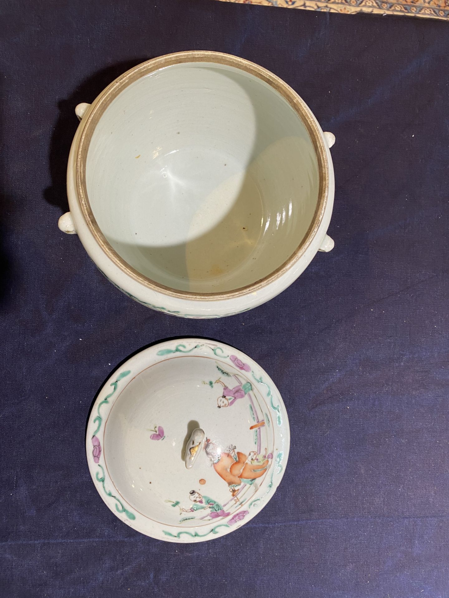 A varied collection of Chinese famille rose and qianjiang cai porcelain, 19th/20th C. - Image 21 of 30