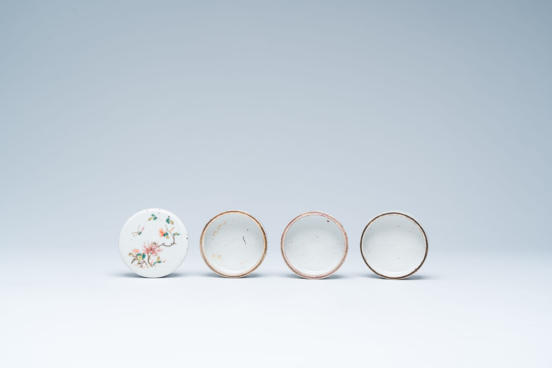 A varied collection of Chinese famille rose porcelain with floral design, 19th/20th C. - Bild 10 aus 37
