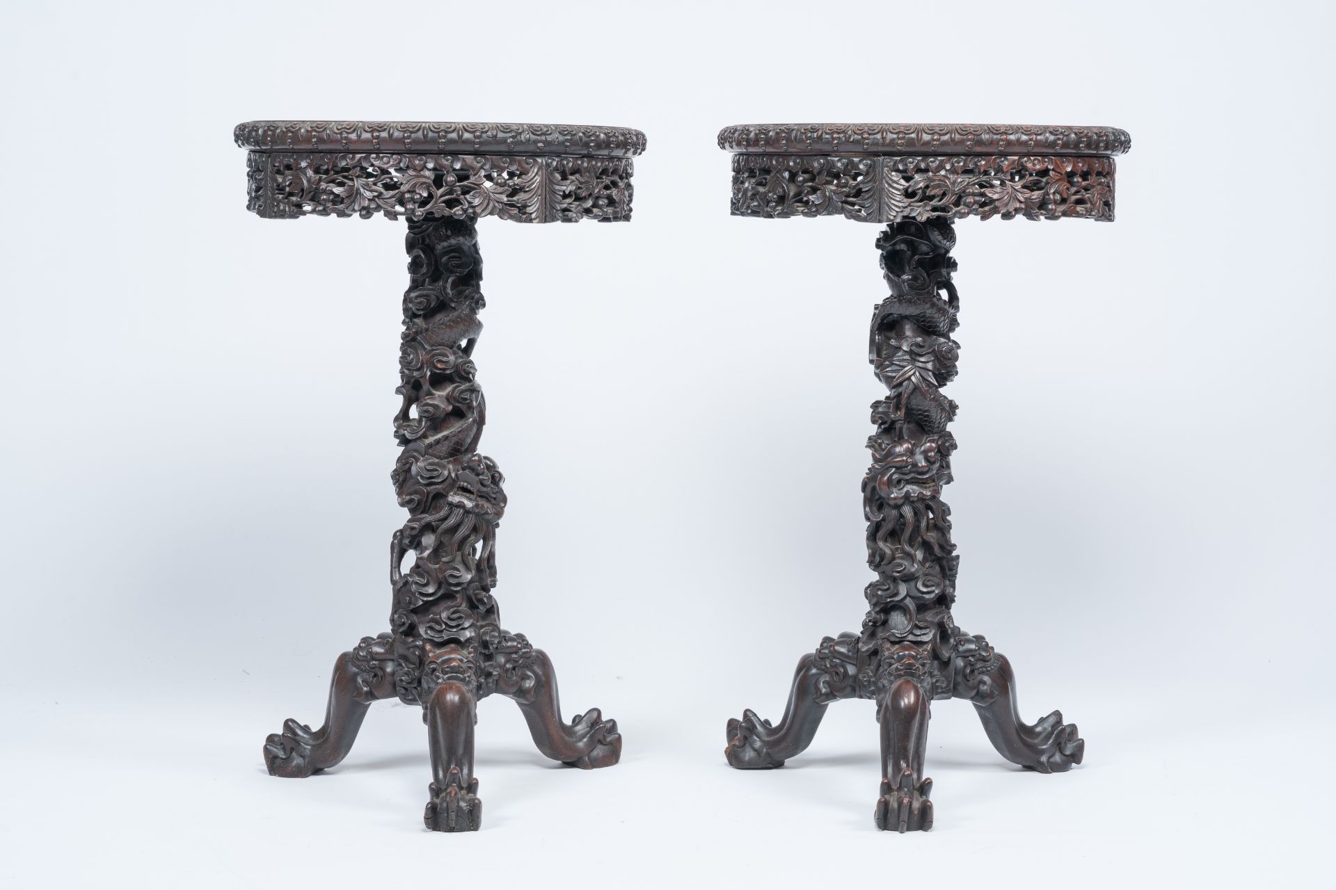A pair of Chinese wooden side tables with round Canton famille verte plaques, 19th C. - Bild 2 aus 10