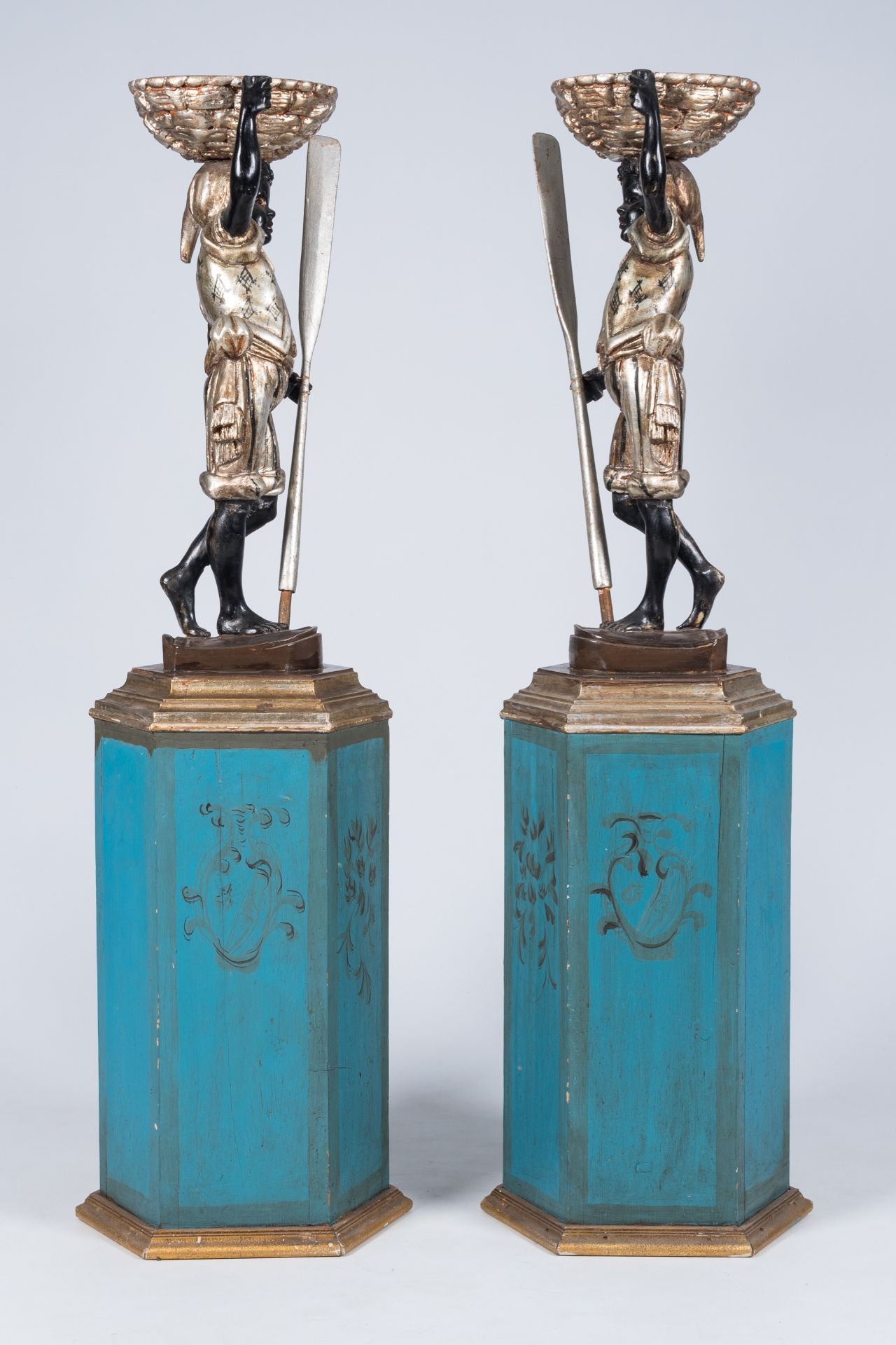 A pair of large Venetian carved and polychrome painted wood 'blackamoor' plant stands, 20th C. - Image 5 of 5