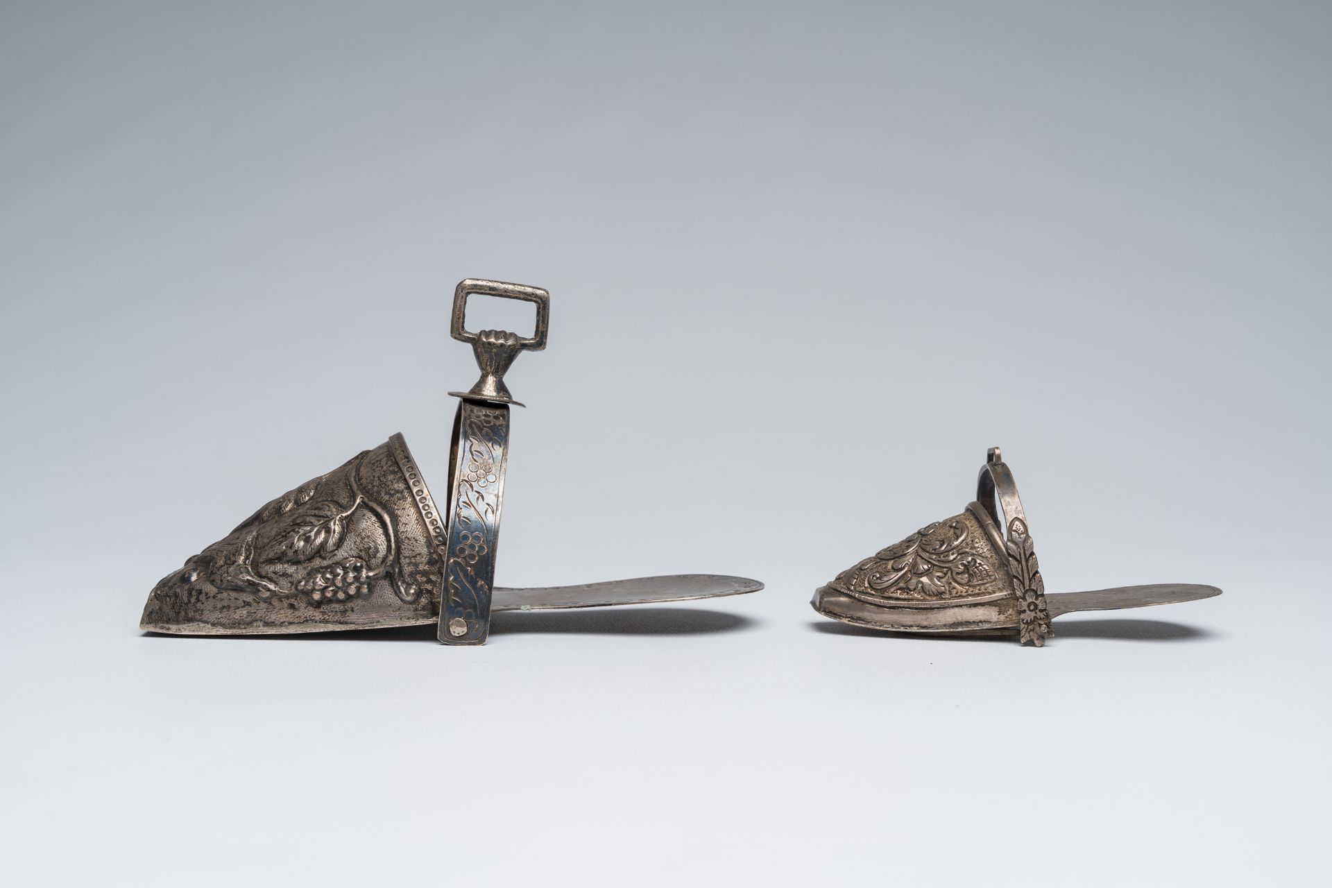 Two Peruvian silver stirrups with floral design, 925/000, 20th C. - Image 2 of 8