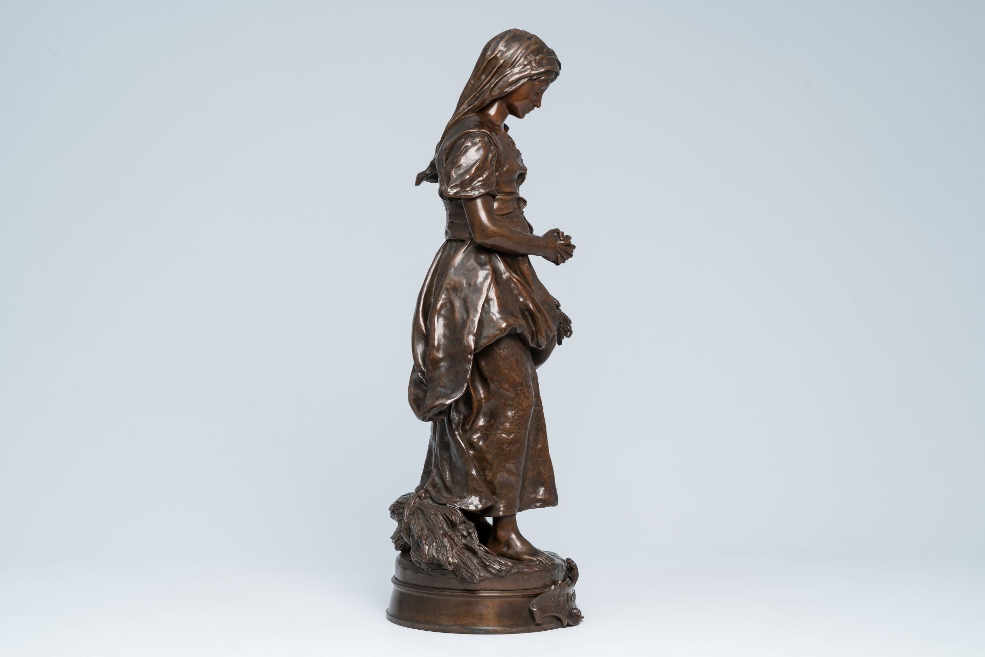 emile Edmond Peynot (1850-1932): 'L'angelus', brown patinated bronze - Image 5 of 9