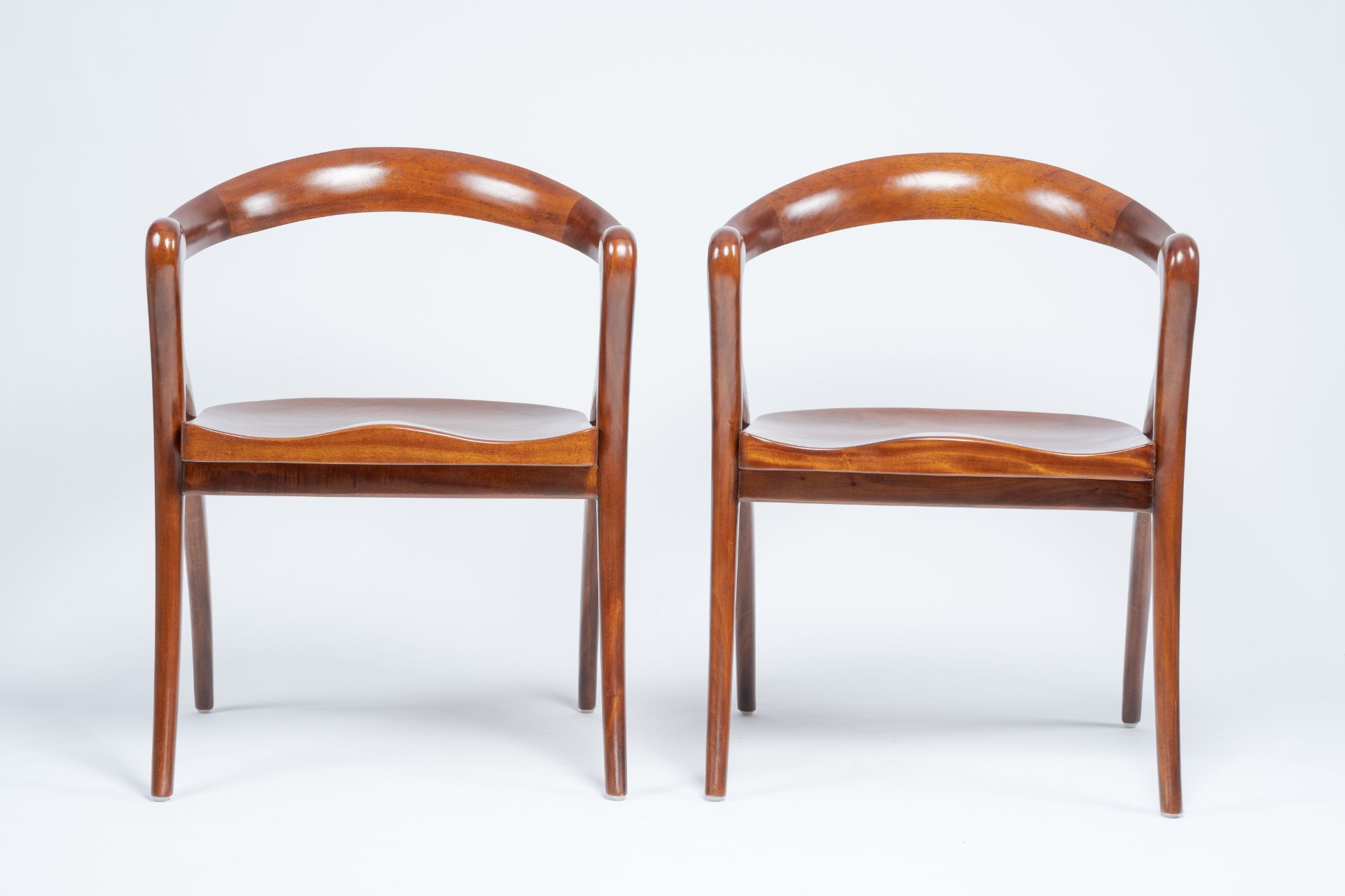 Olivier De Schrijver (1958): A pair of elegant mahogany 'Love' armchairs, ed. 127 and 128/240, 21st - Bild 2 aus 10