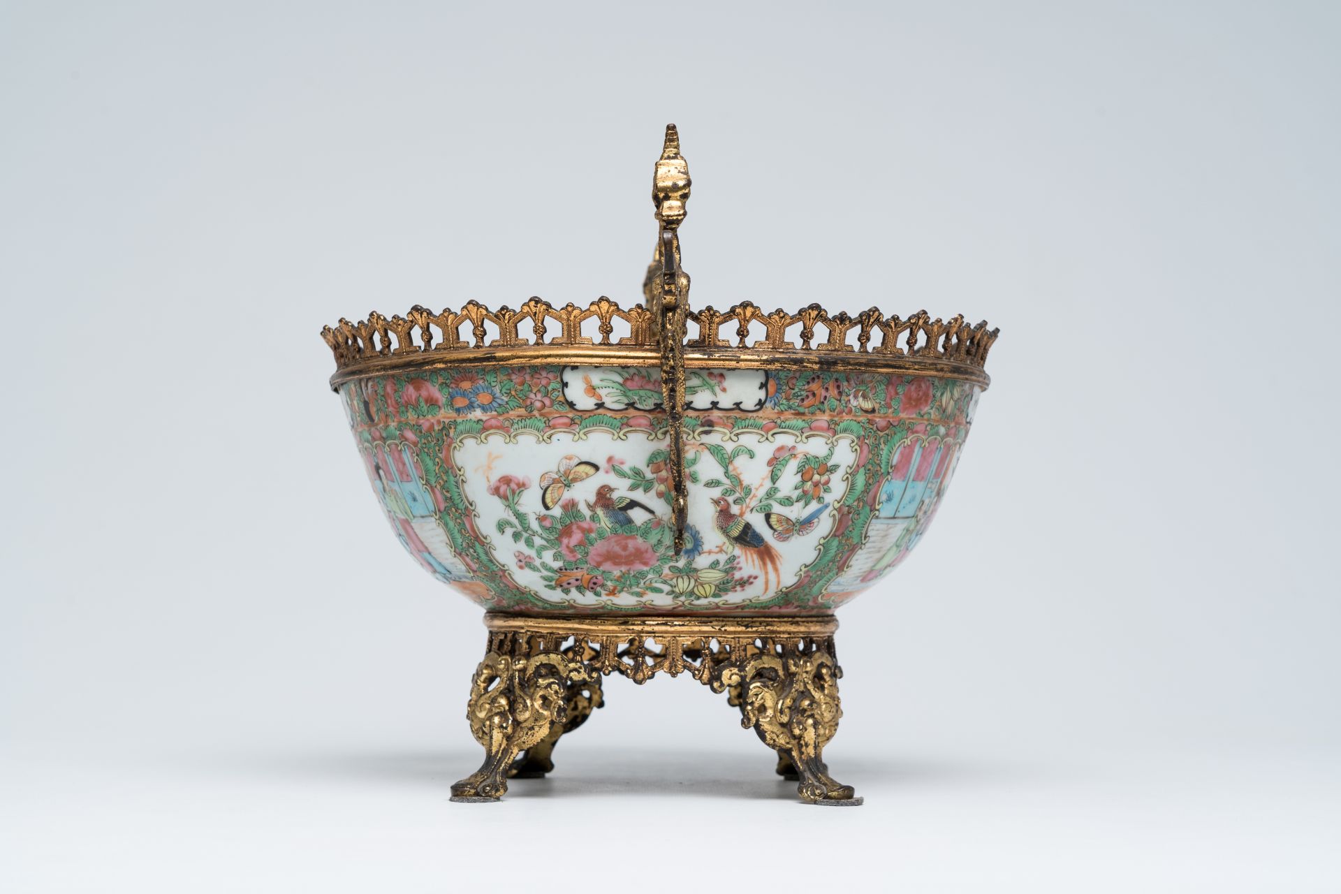 A Chinese Canton famille rose gilt mounted bowl with palace scenes, 19th C. - Image 5 of 7
