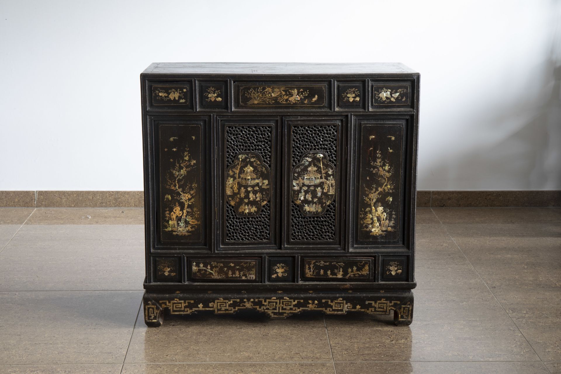 A Vietnamese mother-of-pearl inlaid wood two-door cabinet with figures in a palace garden and floral - Image 3 of 8