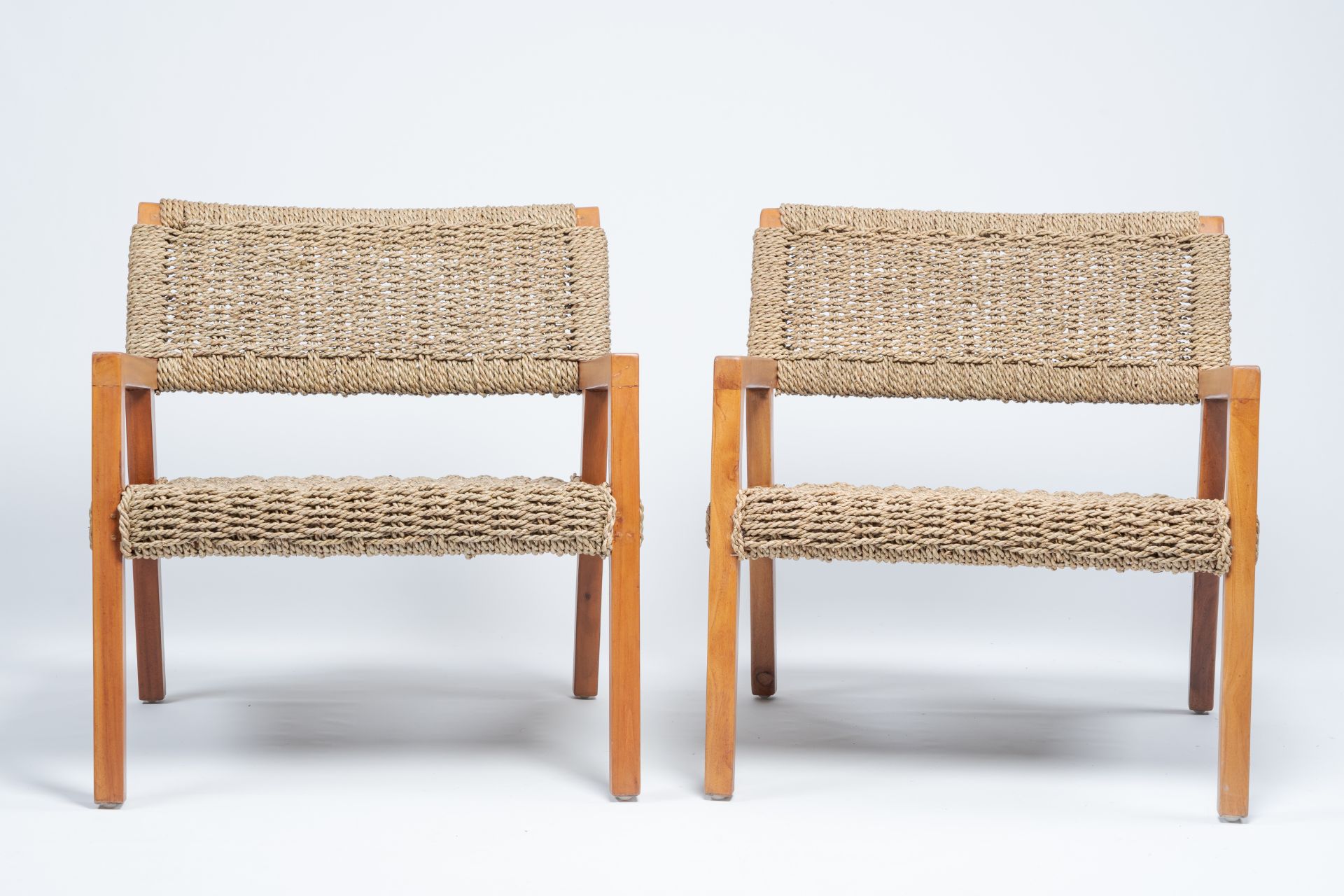 Olivier De Schrijver (1958): A pair of Boss lounge seagrass and teak armchairs, ed. 11 and 12/120, 2 - Image 2 of 10