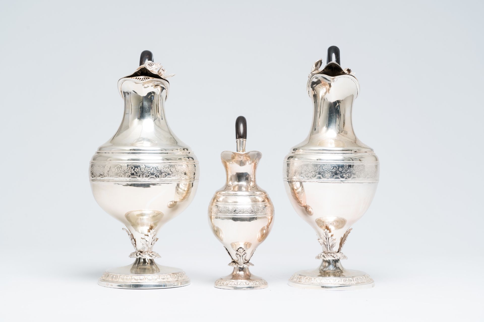 A four-piece French-Belgian silver coffee set with floral relief design, 19th/20th C. - Bild 8 aus 10