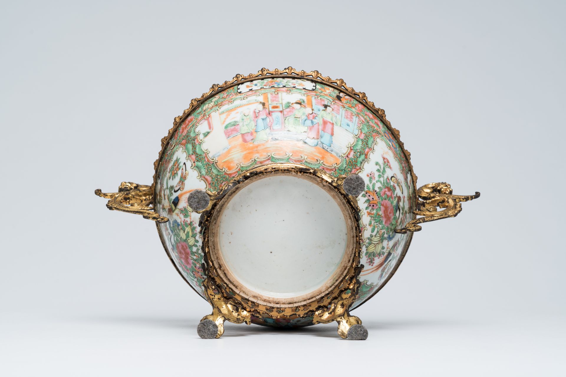 A Chinese Canton famille rose gilt mounted bowl with palace scenes, 19th C. - Image 3 of 7