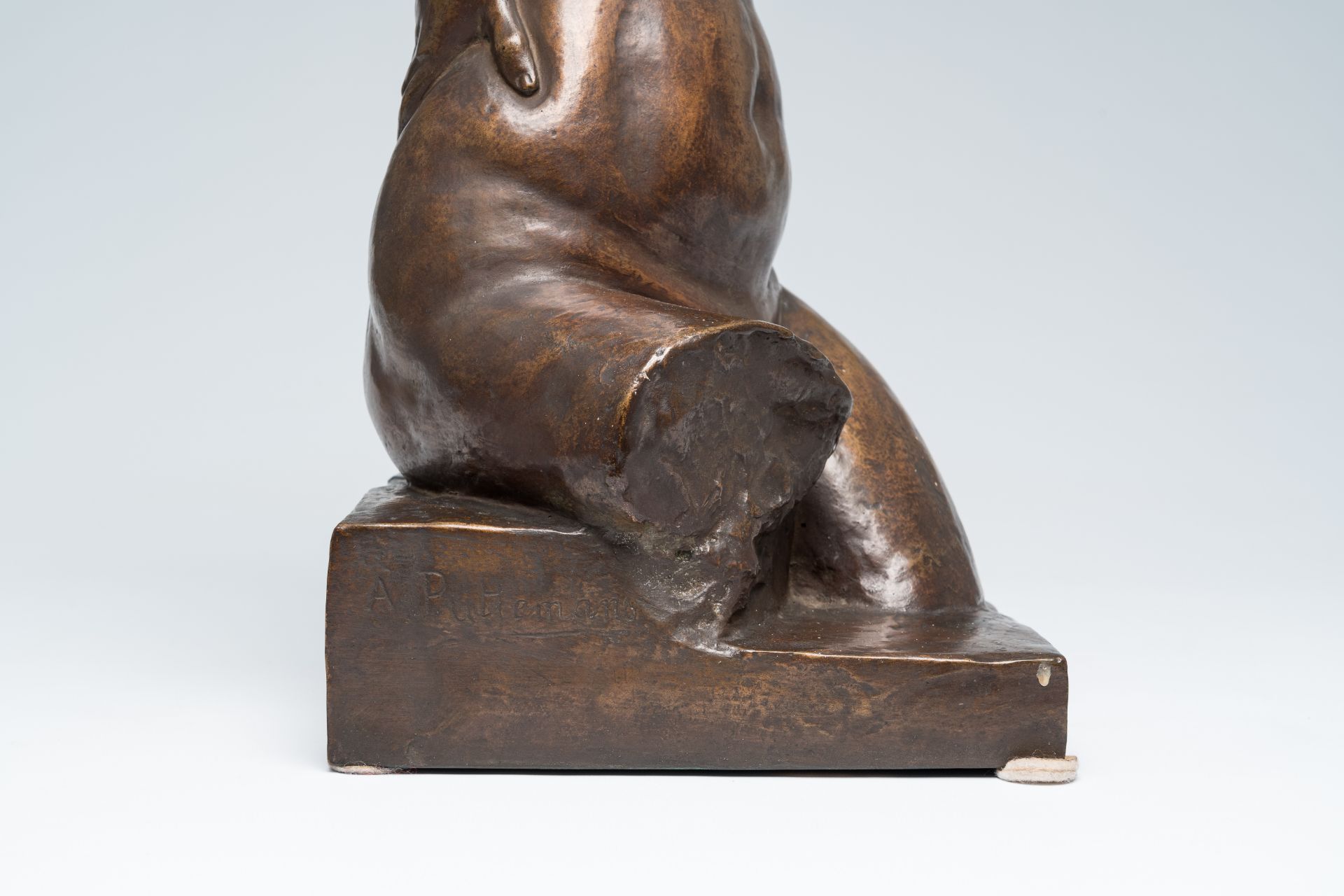 Auguste Puttemans (1866-1922): The bather, brown patinated bronze, bronze foundry J. Petermann-Bruss - Image 8 of 10