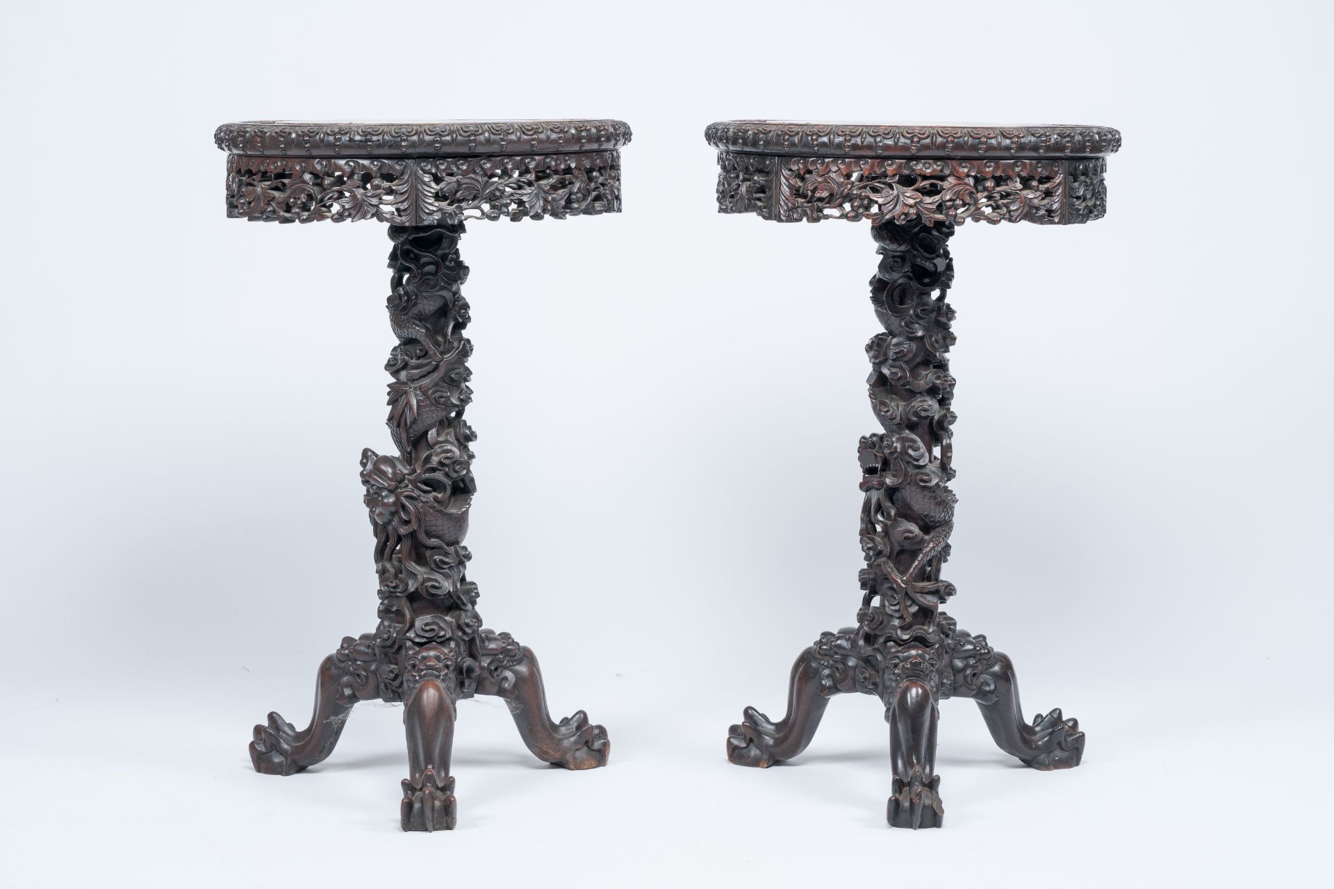 A pair of Chinese wooden side tables with round Canton famille verte plaques, 19th C. - Bild 3 aus 10