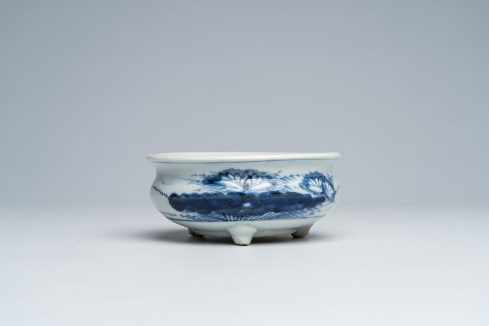 A Chinese blue and white tripod censer with floral design, Qing - Image 2 of 7