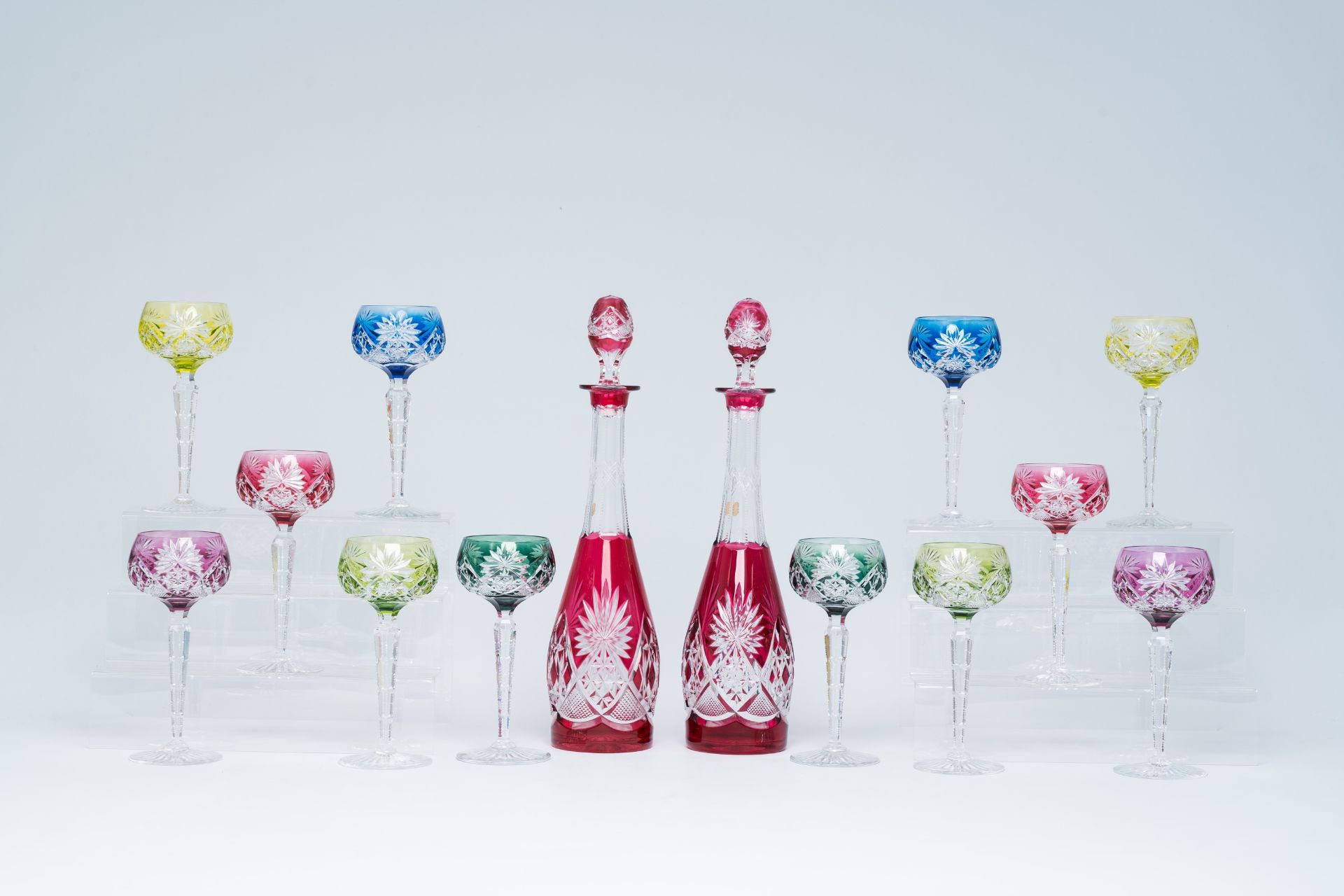 Two partly coloured overlay crystal cut decanters and twelve glasses, Val Saint Lambert, 20ste eeuw