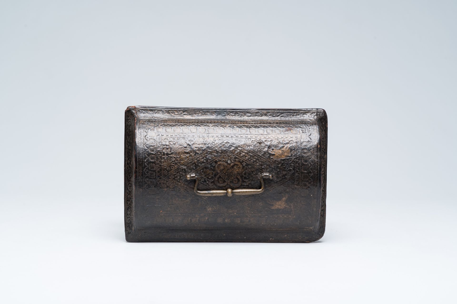 An Antwerp 'Plantijn' gilt embossed leather wood wedding chest, first third 17th C. - Bild 7 aus 8
