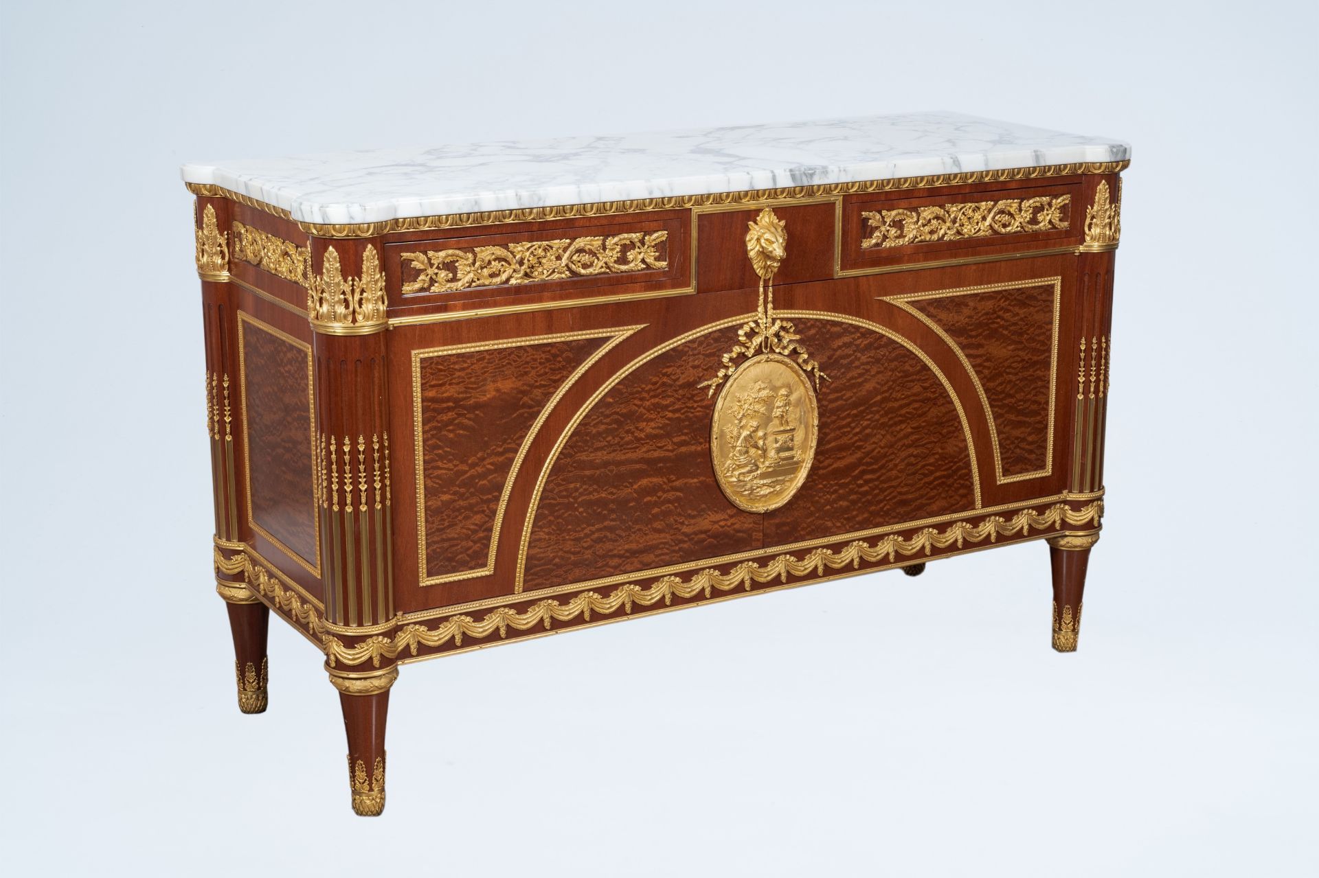 An impressive Neoclassical gilt bronze mounted wood chest of drawers with marble top, 20th C. - Bild 2 aus 10