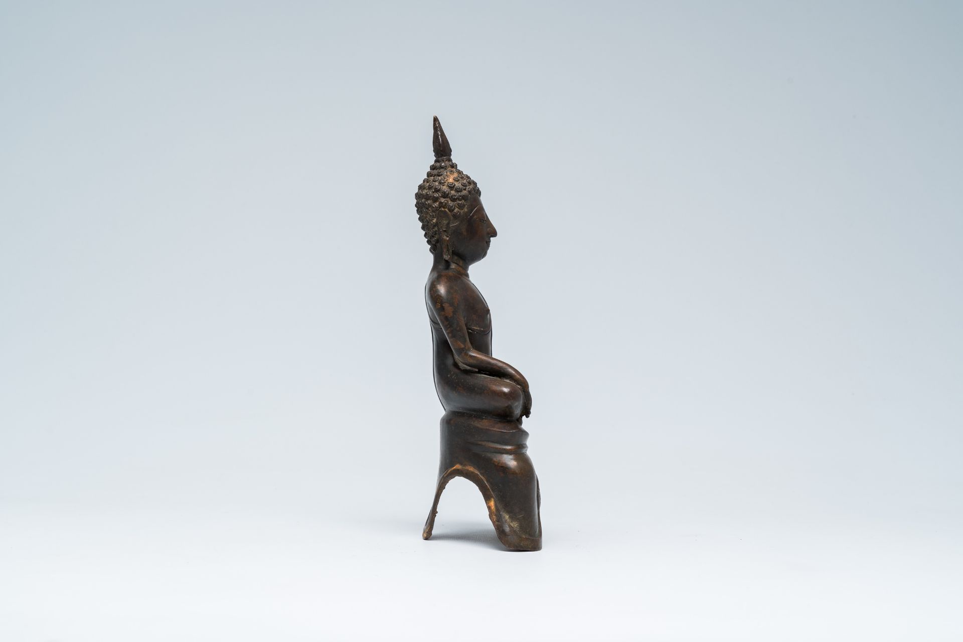 A Thai bronze Kamphaeng Phet style figure of Buddha, 19th C. - Image 4 of 7