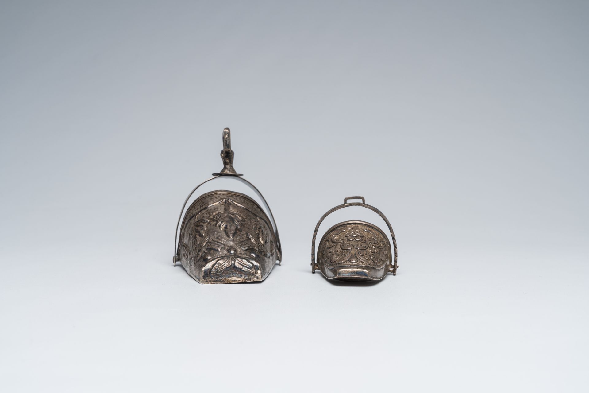 Two Peruvian silver stirrups with floral design, 925/000, 20th C. - Image 5 of 8