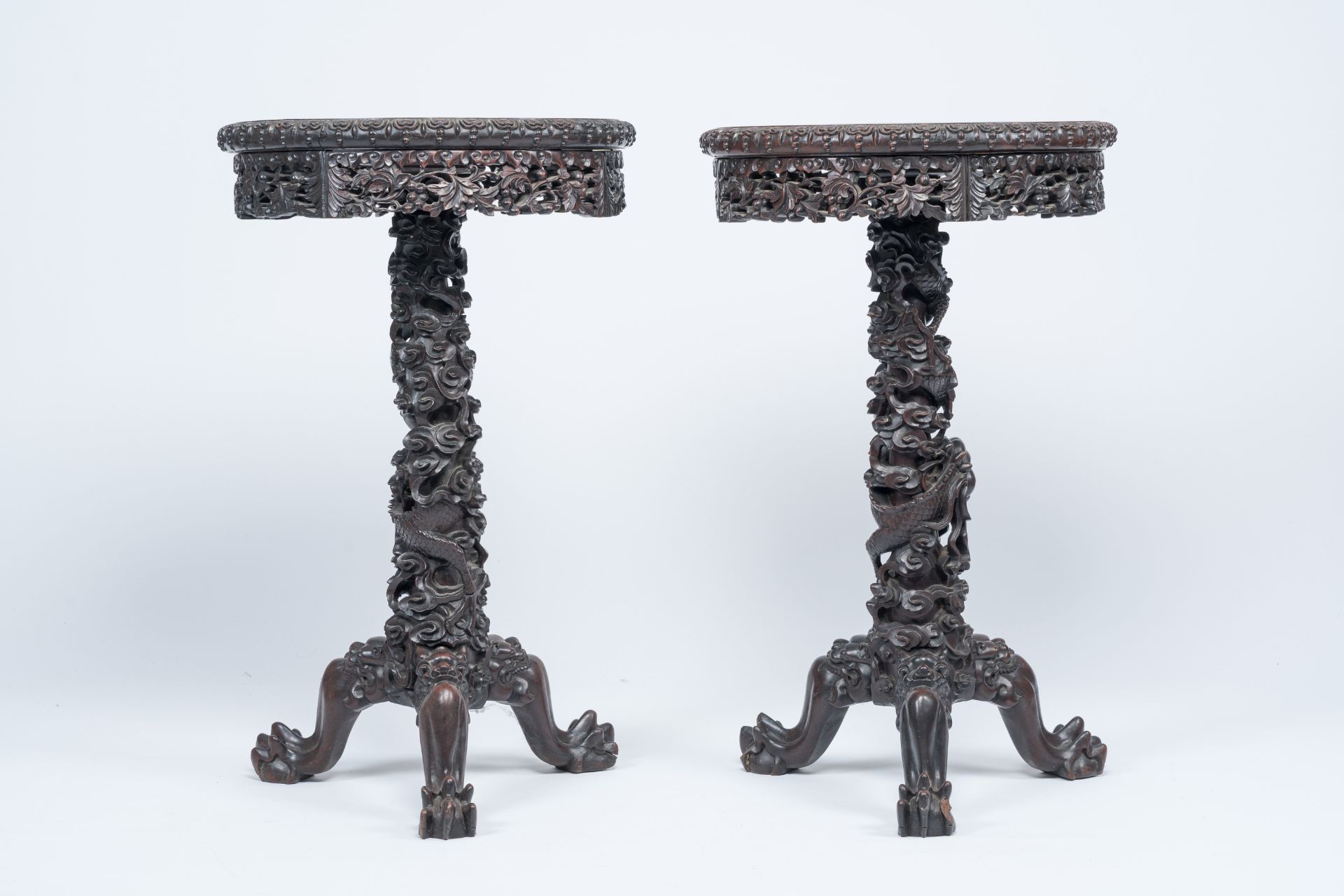 A pair of Chinese wooden side tables with round Canton famille verte plaques, 19th C. - Bild 4 aus 10