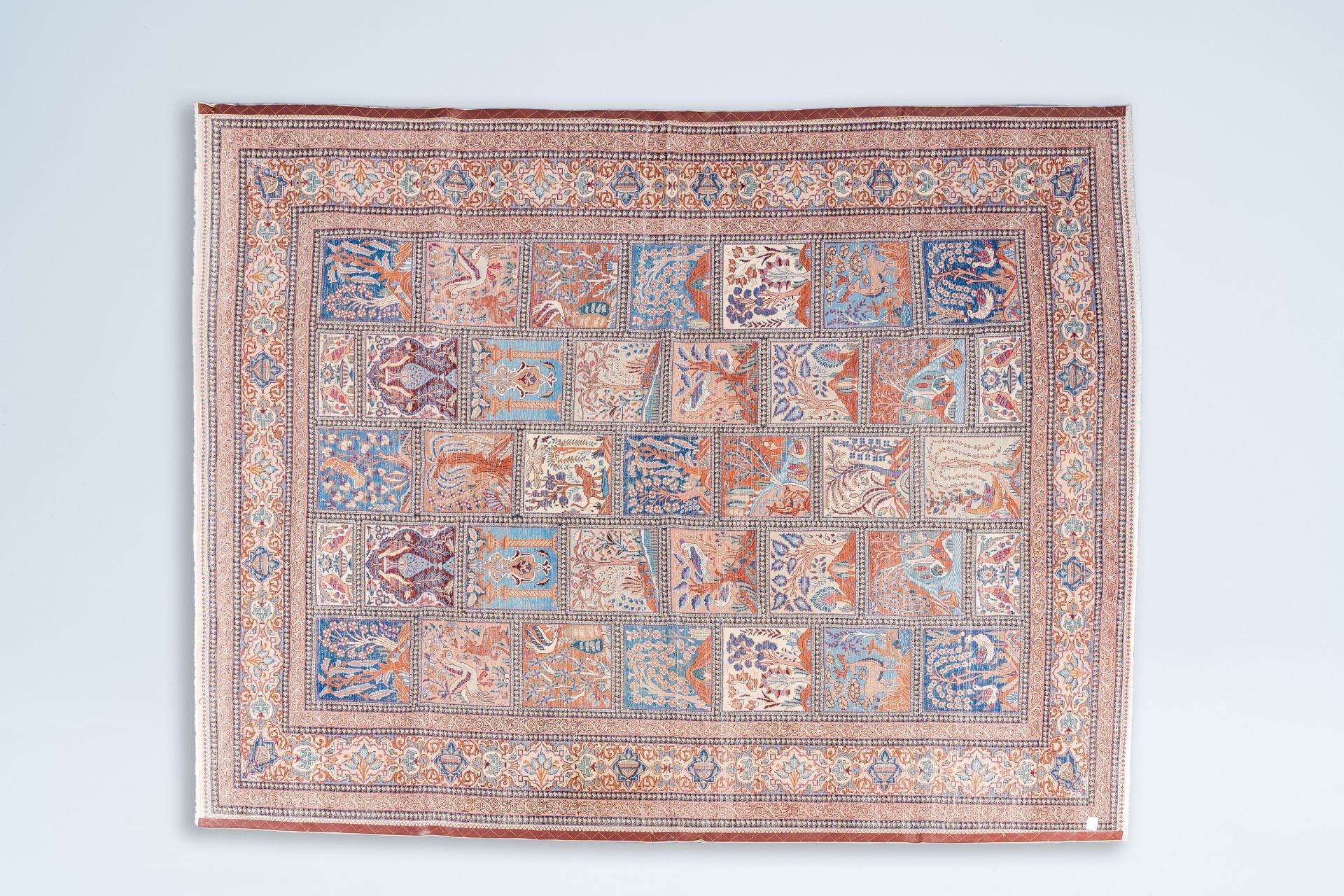 A Persian Bakhtiari rug with animals and floral design, wool on cotton, Iran, 20th C. - Image 2 of 20