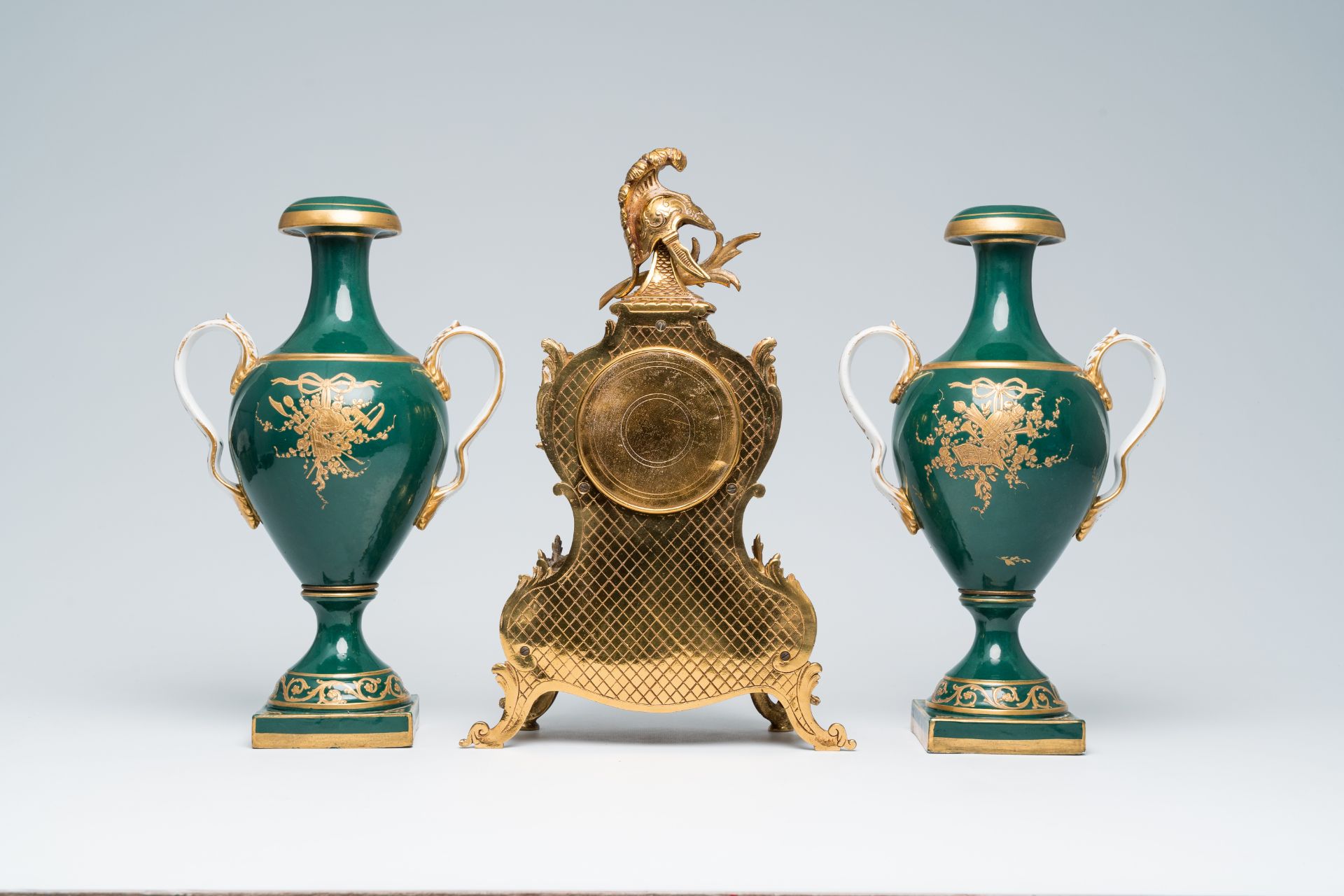 A French Louis XV style brass mantel clock and a pair of gold layered green ground Sevres style vase - Bild 2 aus 7