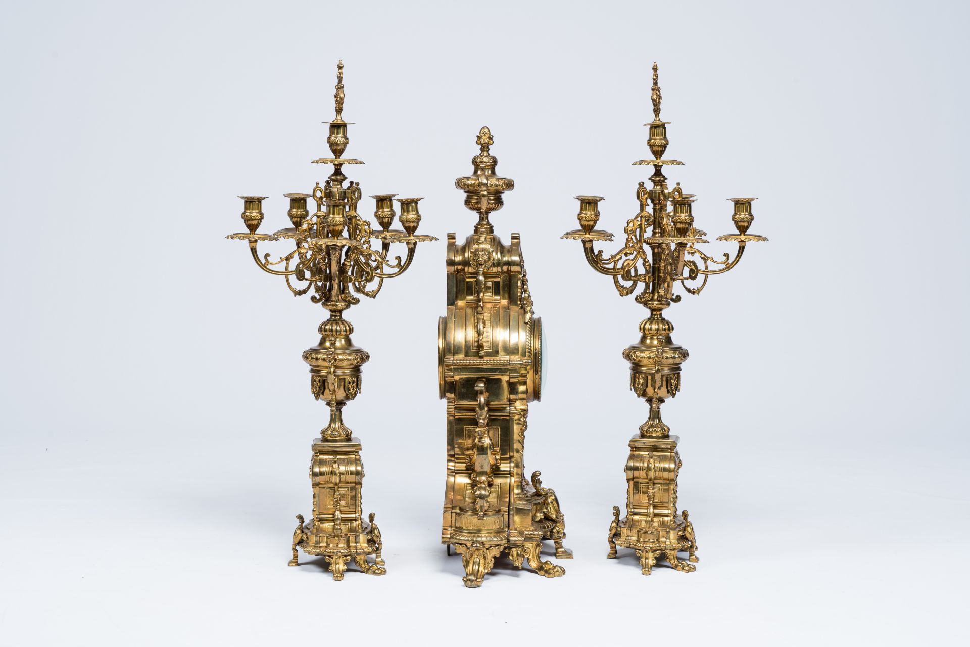 A large Belgian-French Baroque revival gilt brass three-piece clock garniture, late 19th C. - Bild 3 aus 8