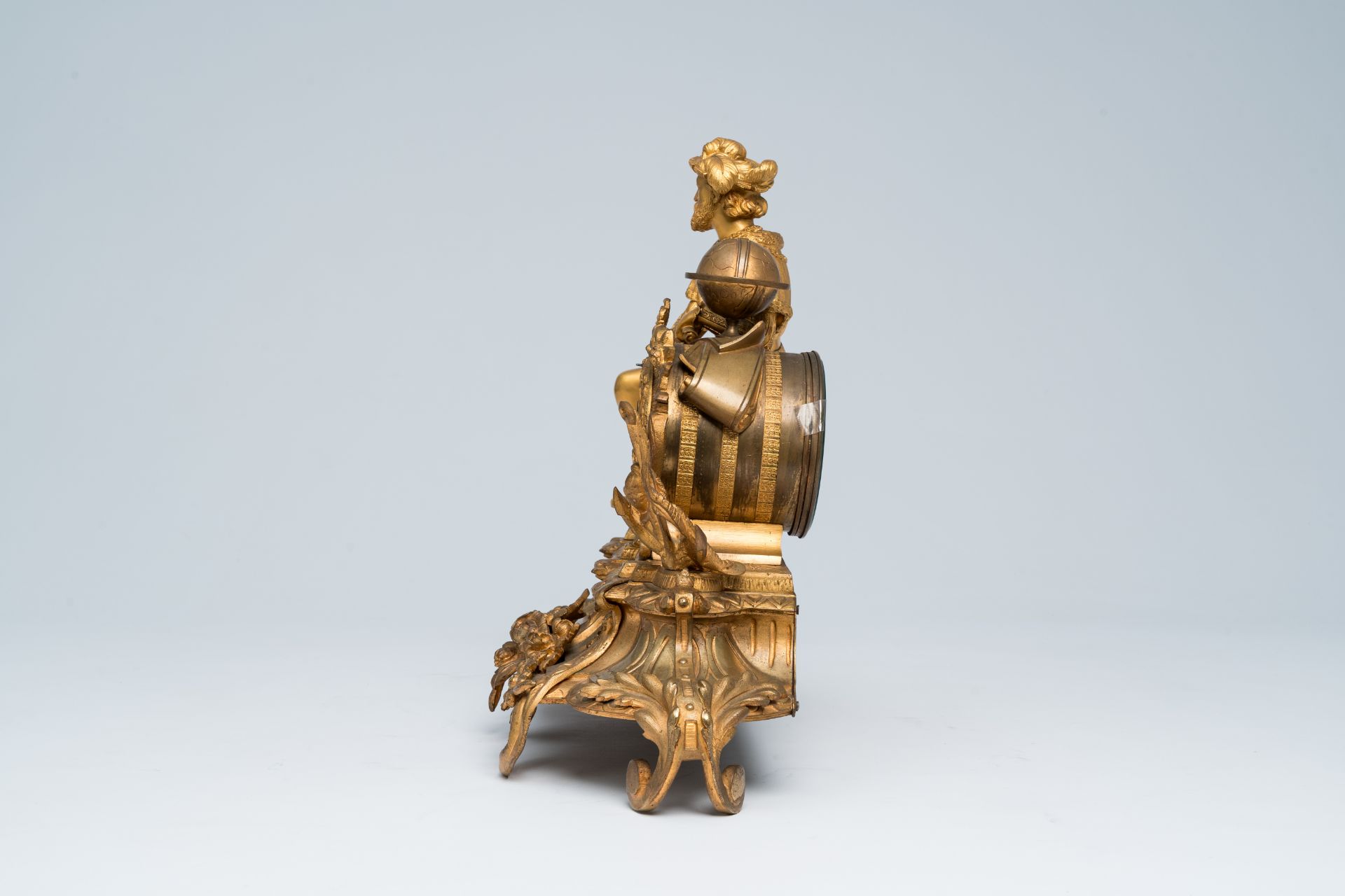 A French gilt bronze mounted mantel clock crowned with Christopher Columbus, 19th C. - Bild 3 aus 11