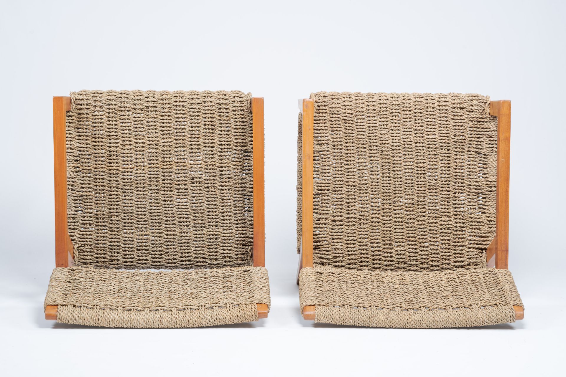 Olivier De Schrijver (1958): A pair of Boss lounge seagrass and teak armchairs, ed. 11 and 12/120, 2 - Image 6 of 10