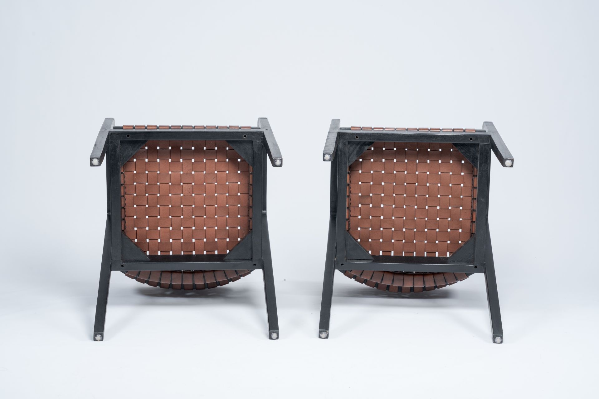 Olivier De Schrijver (1958): A pair of Brighton armchairs in double-sided brown leather and black ti - Bild 8 aus 9