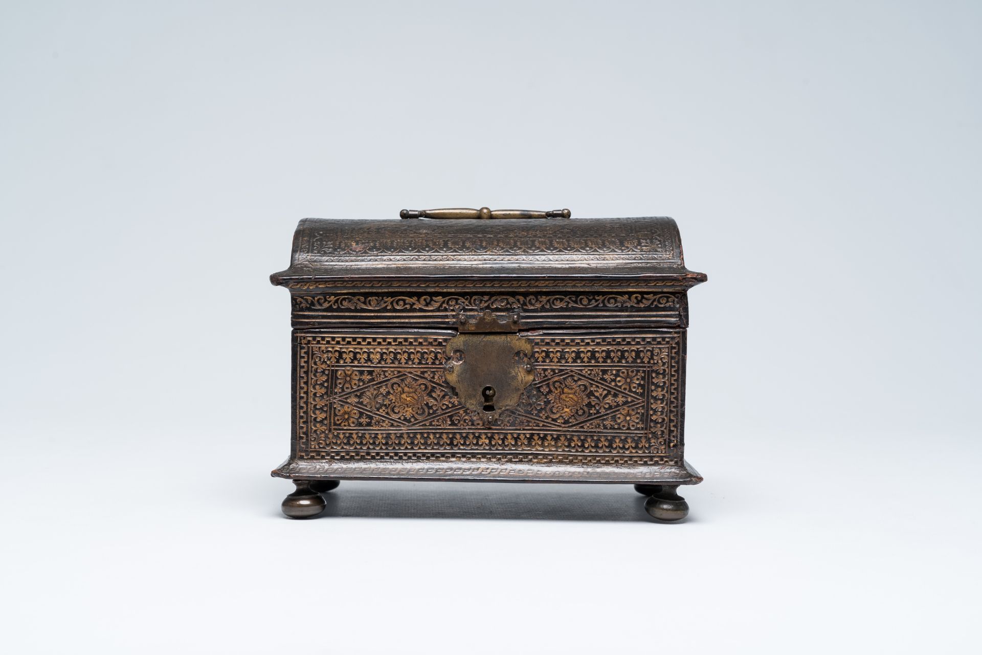 An Antwerp 'Plantijn' gilt embossed leather wood wedding chest, first third 17th C. - Bild 3 aus 8