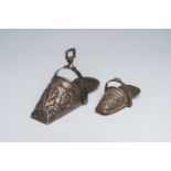 Two Peruvian silver stirrups with floral design, 925/000, 20th C.