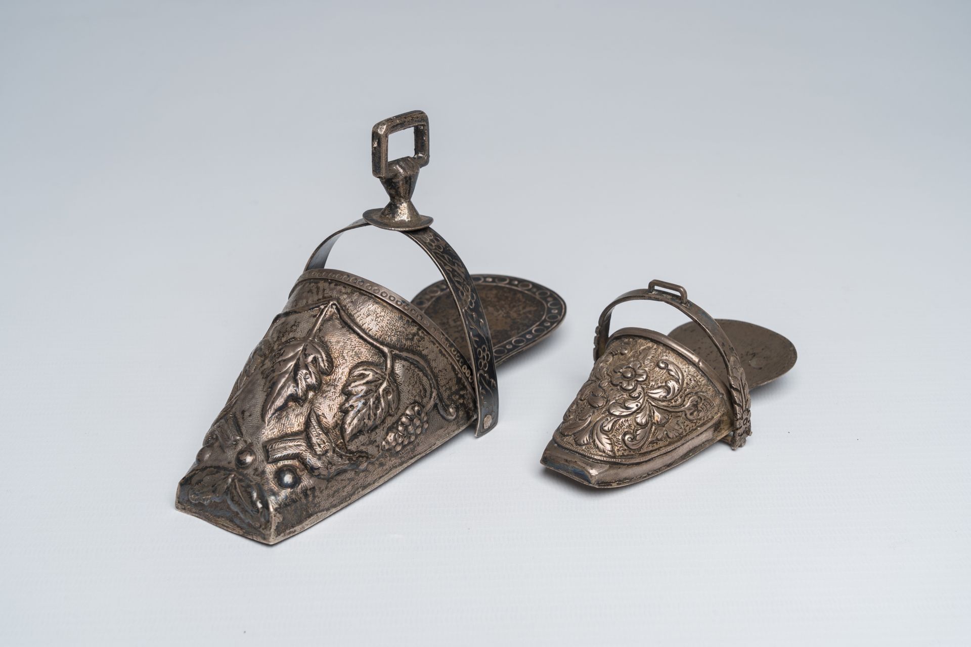 Two Peruvian silver stirrups with floral design, 925/000, 20th C.