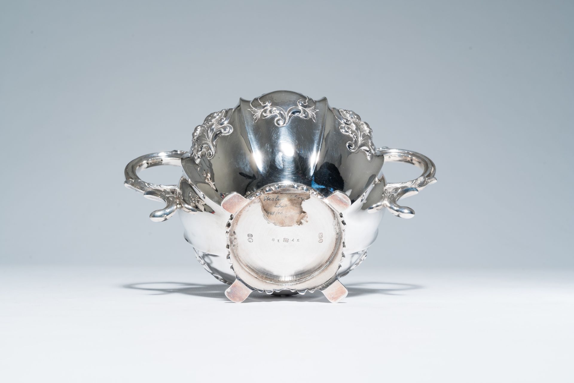 A three-piece English Victorian silver tea set with floral relief design, maker's mark Hayne and Car - Bild 9 aus 10