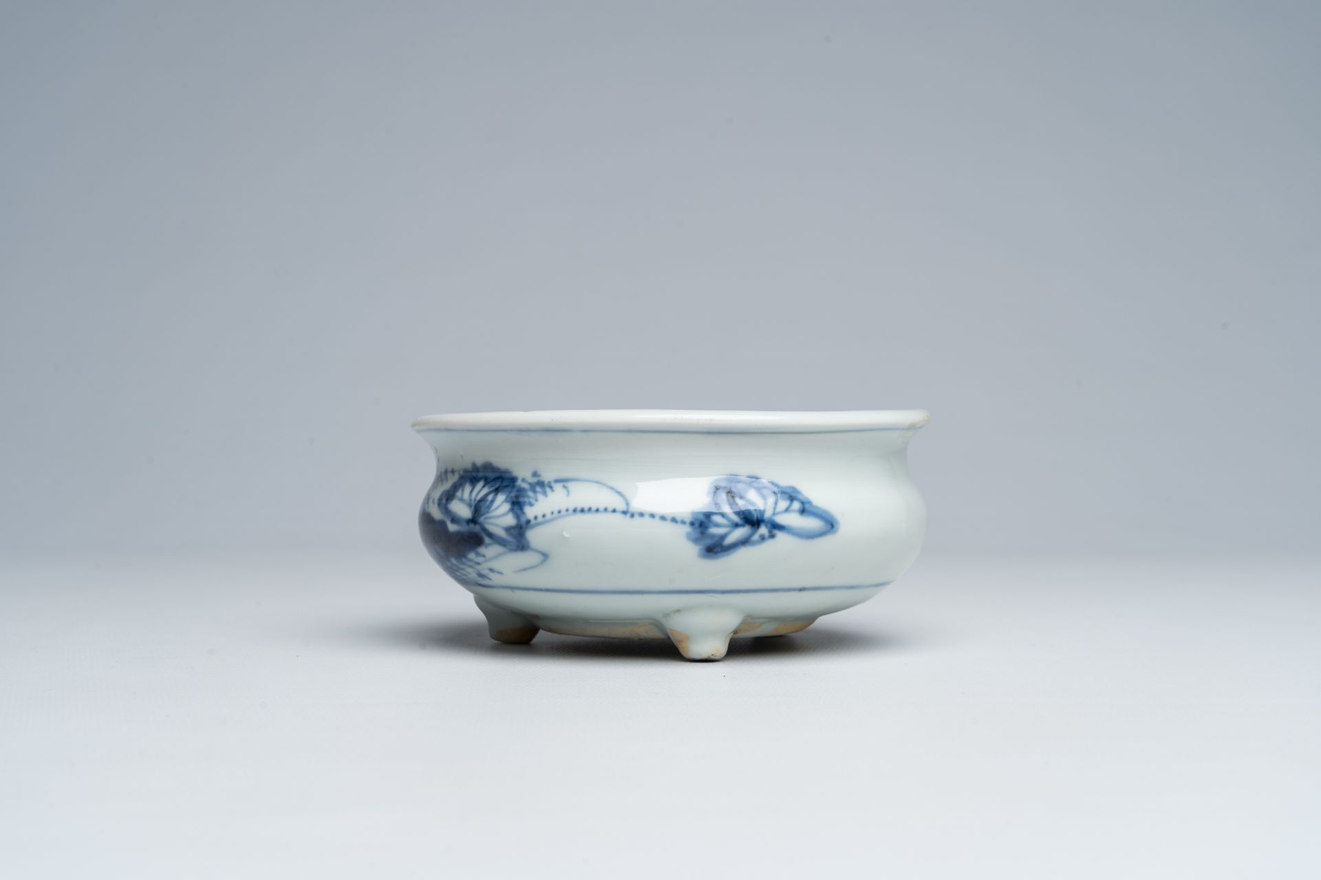 A Chinese blue and white tripod censer with floral design, Qing - Image 3 of 7