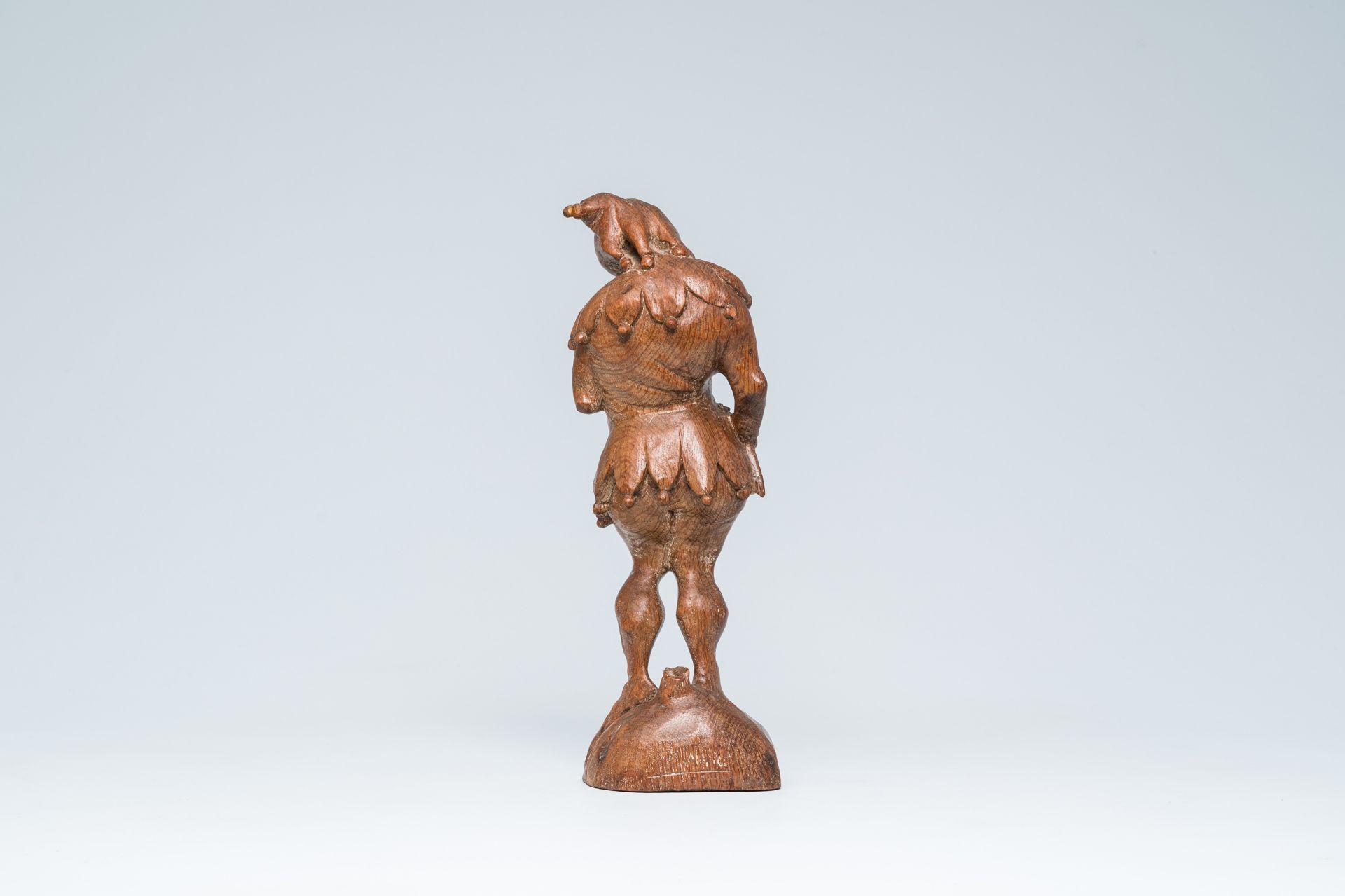 H. Morice (?): A jester, carved oak figure, France, 19th C. - Image 4 of 9