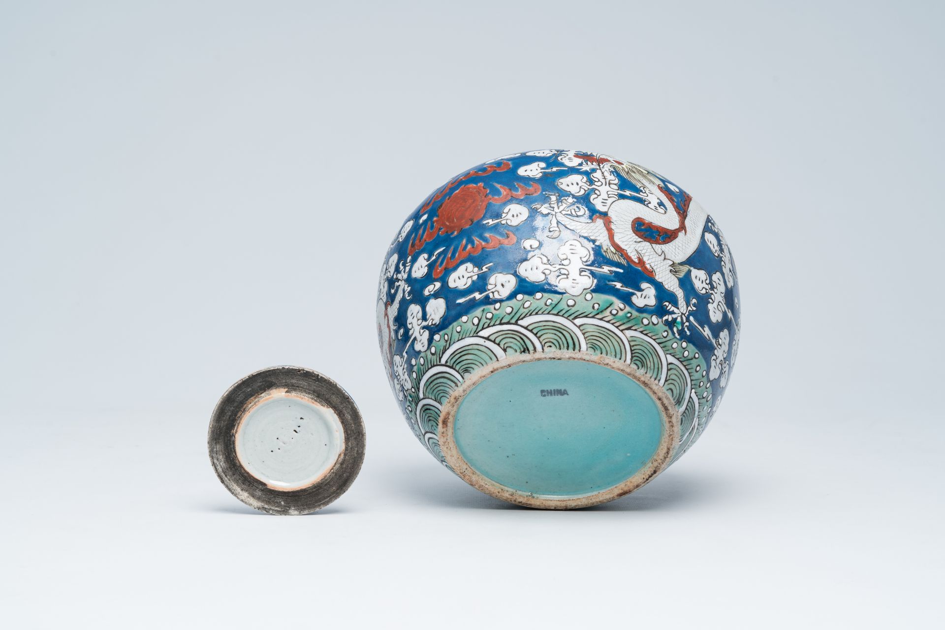 A Chinese blue and white 'dragons chasing the pearl' ginger jar, 19th C. - Image 7 of 7