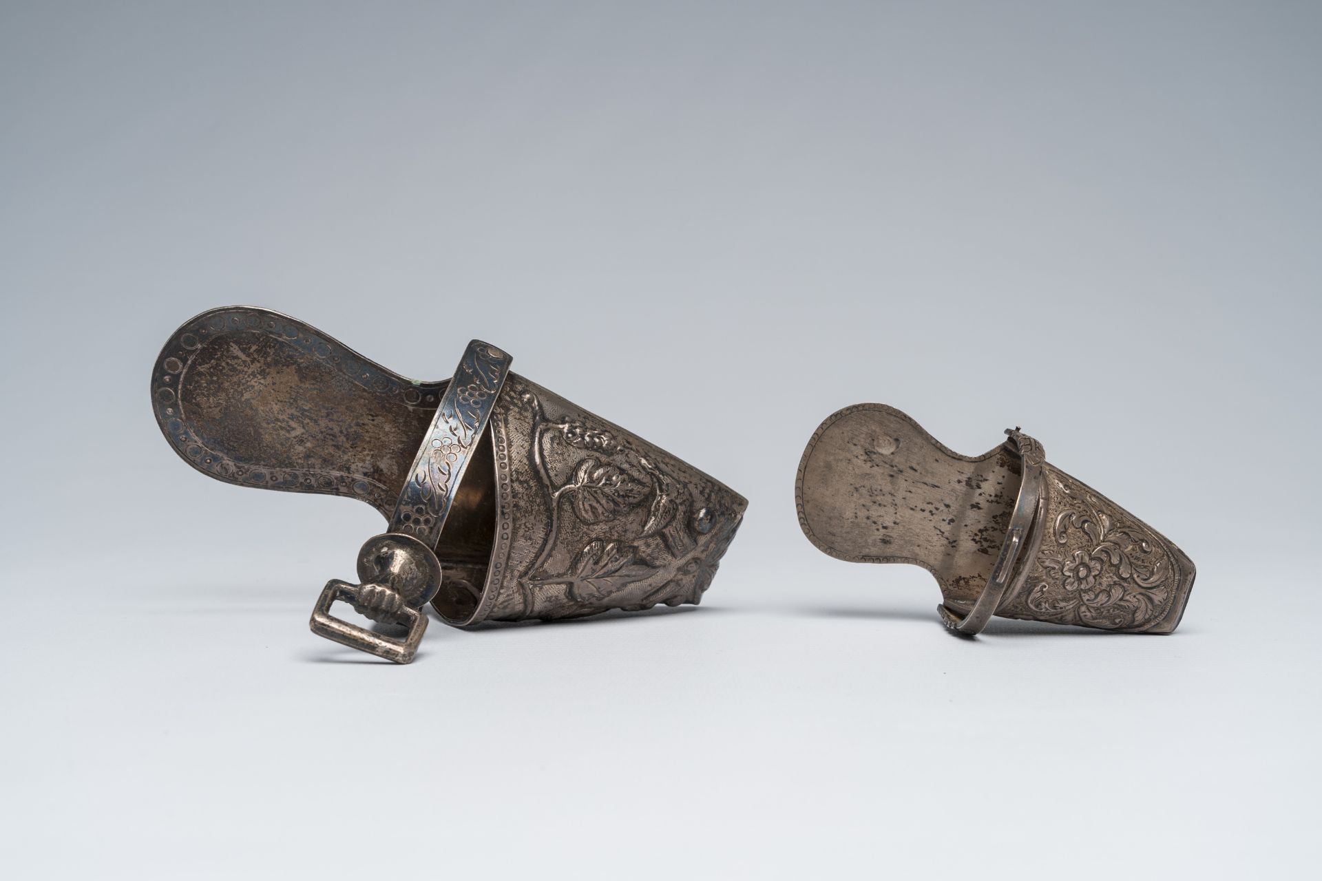 Two Peruvian silver stirrups with floral design, 925/000, 20th C. - Image 6 of 8