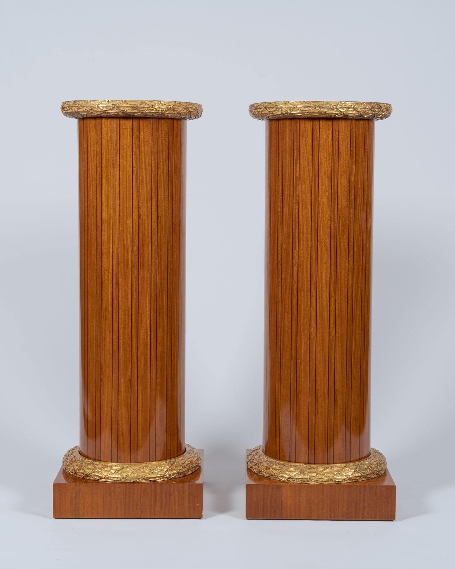 A pair of Neoclassical partly gilt wood pedestals with marquetry and floral design, 20th C. - Bild 3 aus 6