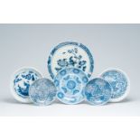 Six Chinese blue and white plates and chargers with various designs, 19th C.