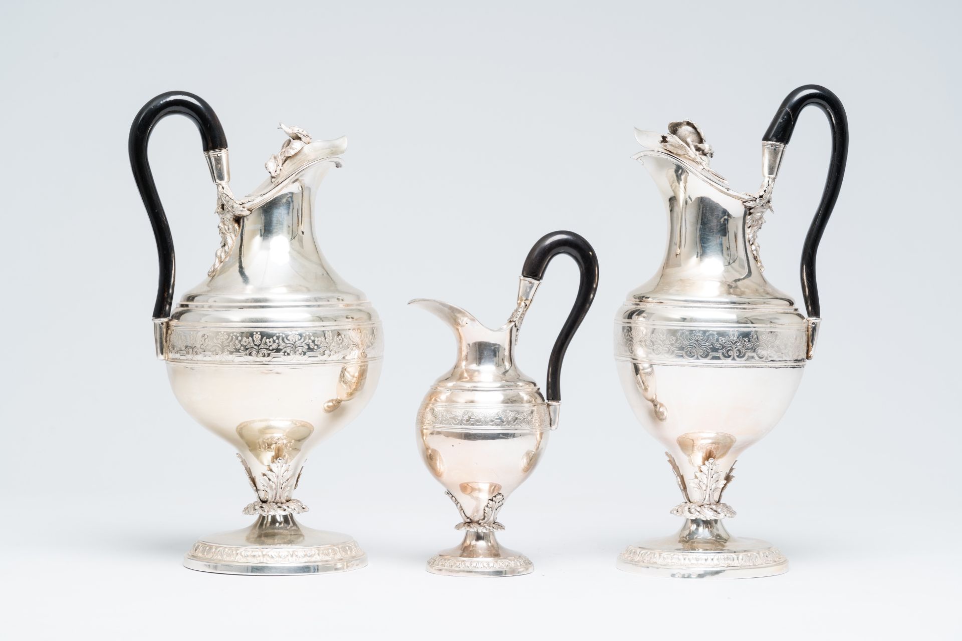 A four-piece French-Belgian silver coffee set with floral relief design, 19th/20th C. - Bild 5 aus 10