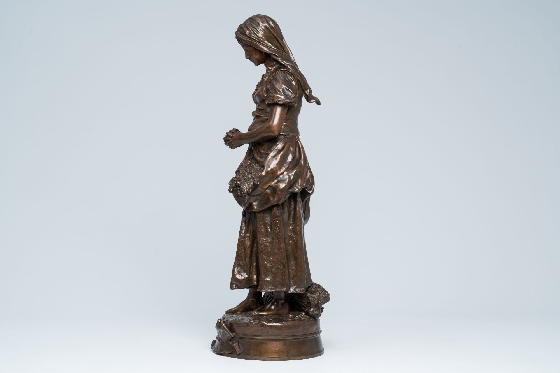 emile Edmond Peynot (1850-1932): 'L'angelus', brown patinated bronze - Image 3 of 9