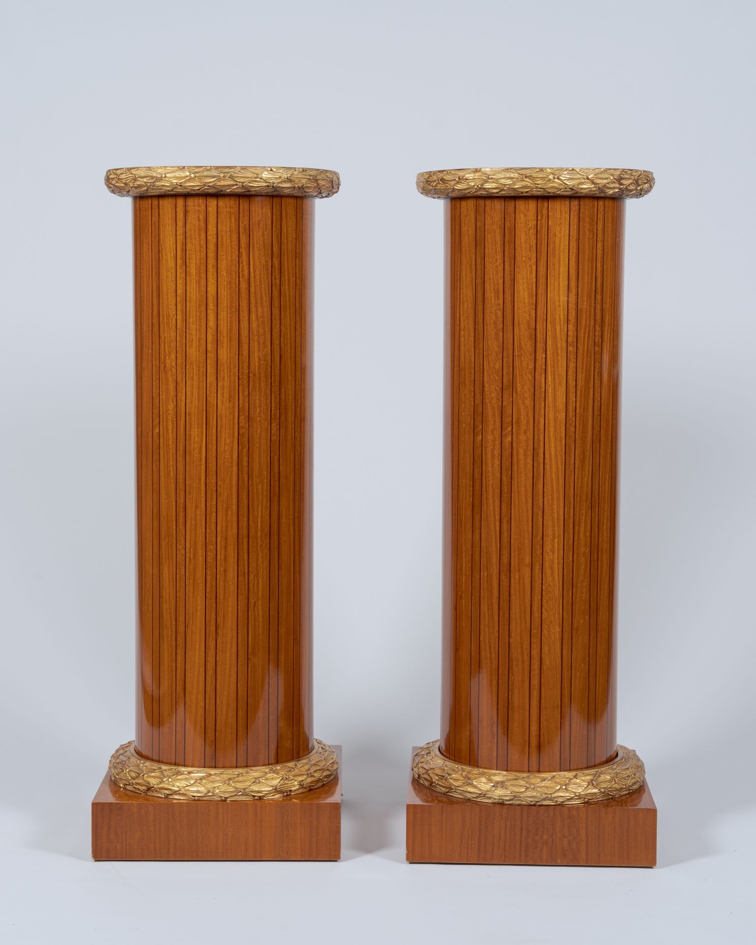 A pair of Neoclassical partly gilt wood pedestals with marquetry and floral design, 20th C. - Bild 2 aus 6